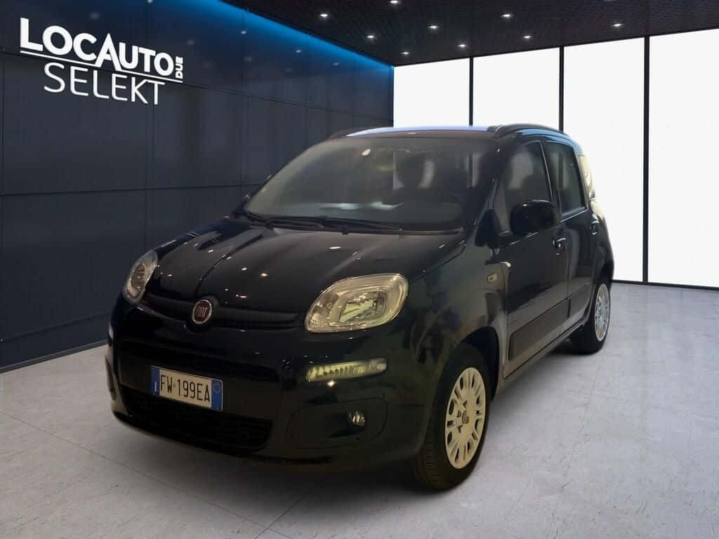 Fiat Panda 桌布 壁紙 — 一輛時尚的黑色Fiat Panda在明亮的燈光下停放在室內，後面是現代化的經銷商牆壁。