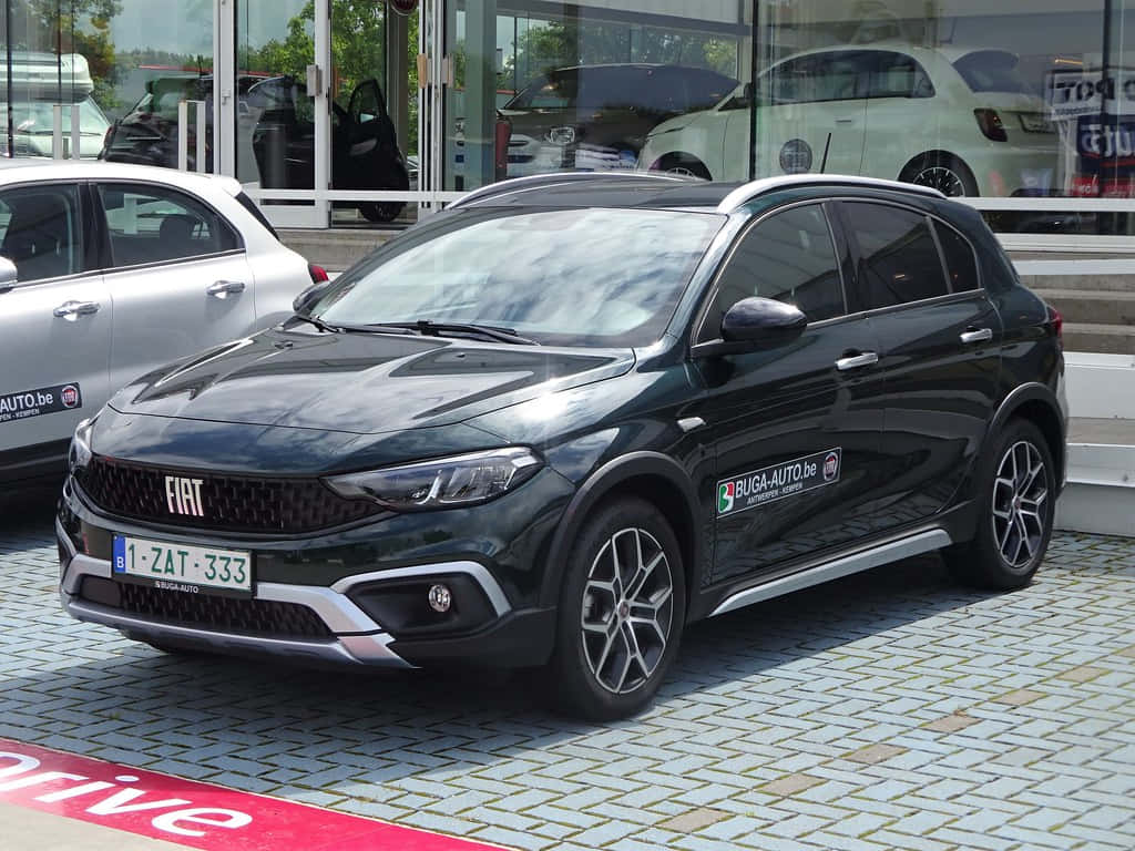 Fiat Tipo 桌布 壁紙 — 一輛時尚的黑色菲亞特SUV停泊在汽車經銷商前的鵝卵石停車場，玻璃窗反射出其他車輛。