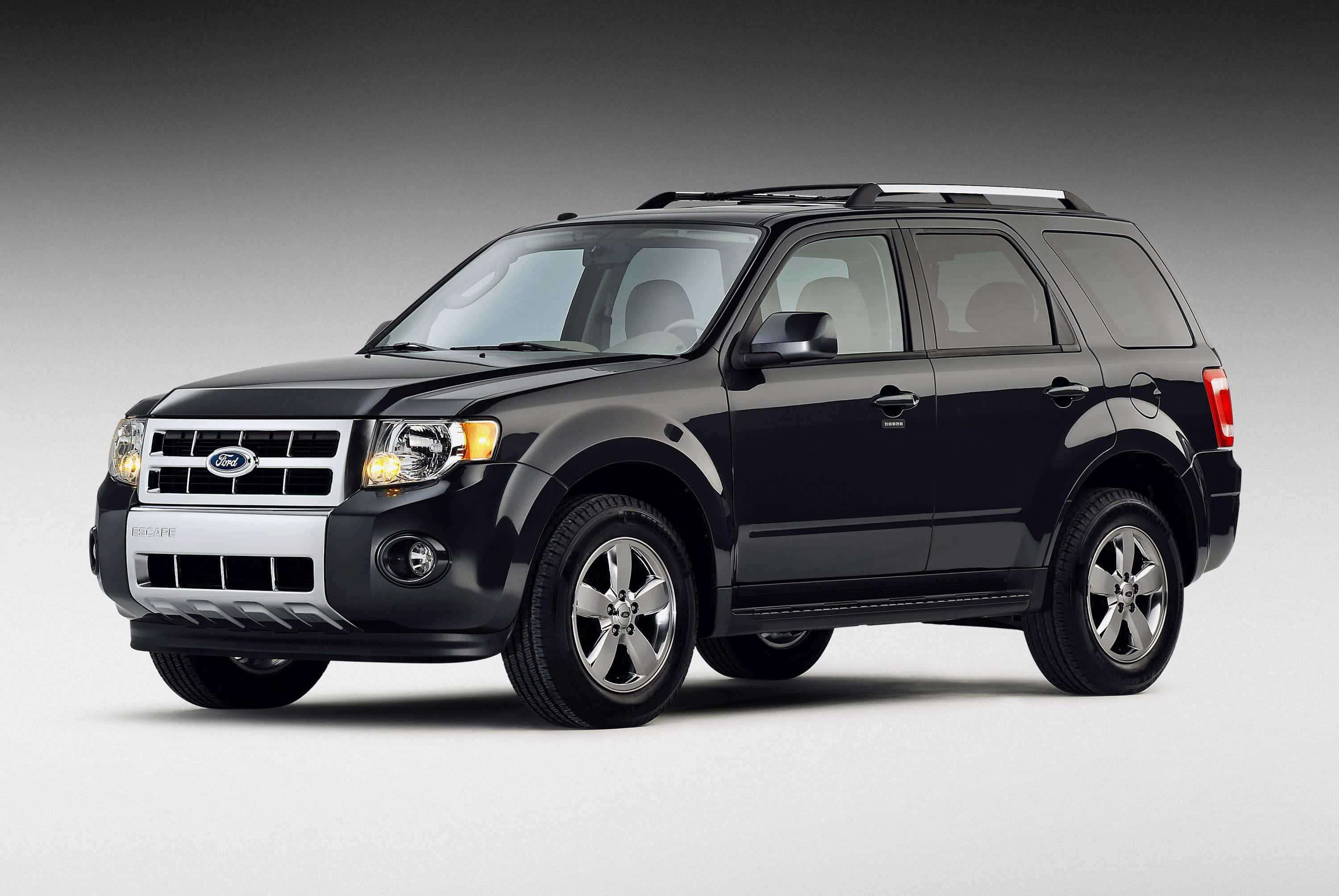 Ford Escape 桌布 壁紙 — 一輛時尚的黑色福特Escape SUV在工作室燈光下展示，帶有鍍鉻飾邊和銀色車頂行李架。