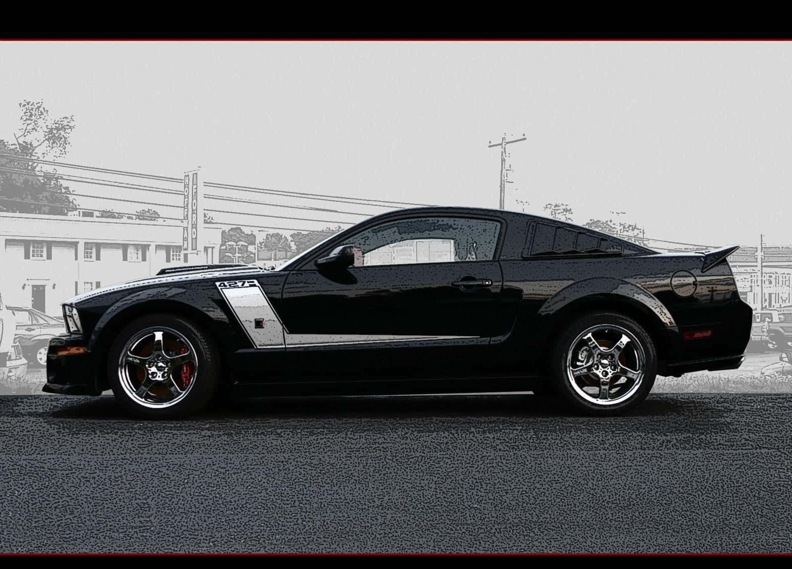 Ford Mustang Roush 桌布 壁紙 — 一架型格黑色福特 Mustang GT 配以銀色賽車條紋，在風格化的城市環境中脫穎而出，背景飽和度降低。