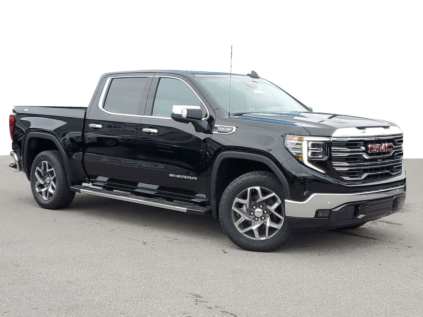 Gmc Sierra 桌布 壁紙 — 一輛時尚的黑色GMC Sierra皮卡車，帶有鍍鉻飾邊和合金輪轂，停在灰色瀝青路面上，背景為純白色。