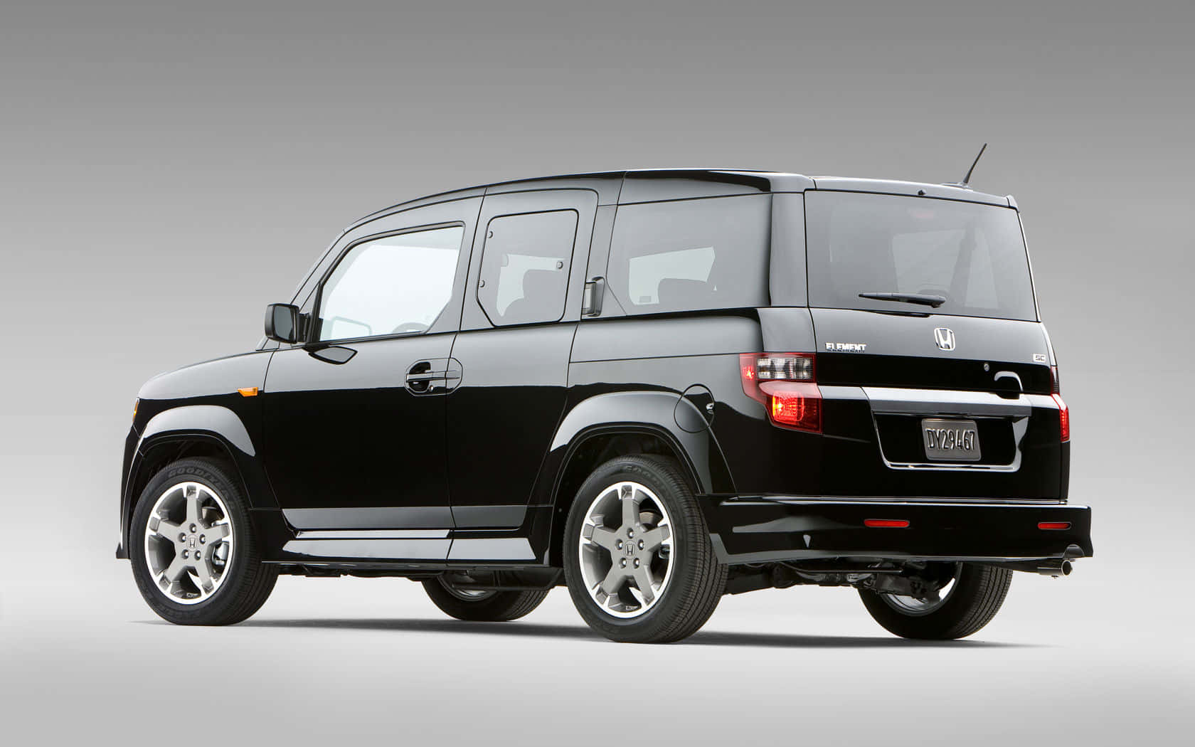 Honda Element 桌布 壁紙 — 一輛時尚的黑色本田Element SUV以四分之三後視圖展示在灰色中性工作室背景前。
