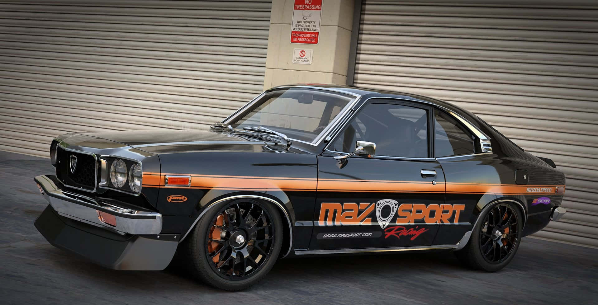 Mazda Rx-3 桌布 壁紙 — 一輛時尚的黑色萬事得RX-3跑車，帶有橙色賽車條紋，停在波紋金屬車庫門前。