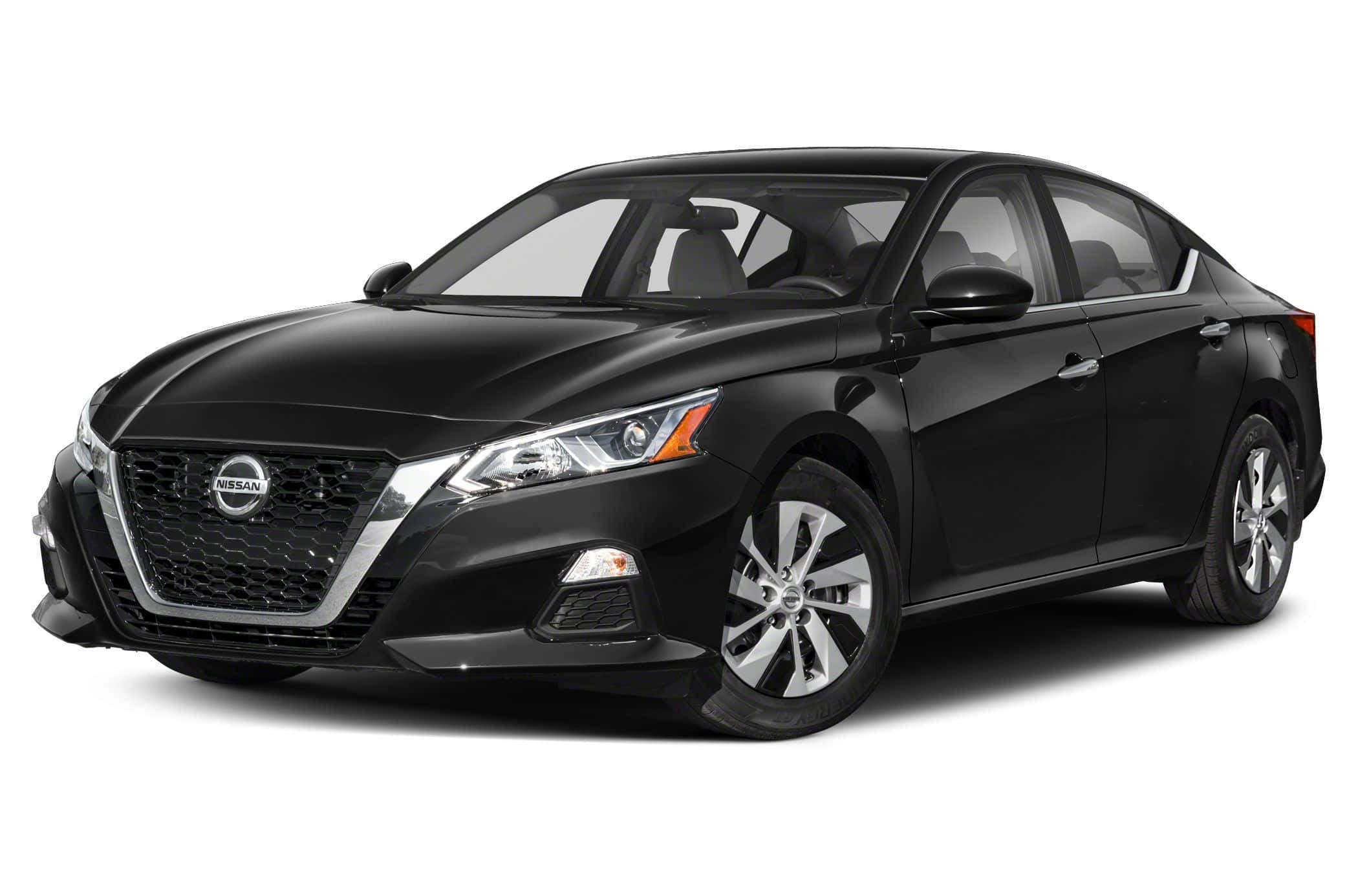 Nissan Altima 桌布 壁紙 — 一輛時尚的黑色日產房車在攝影棚燈光下閃耀，純白背景襯托其現代設計和合金輪圈。