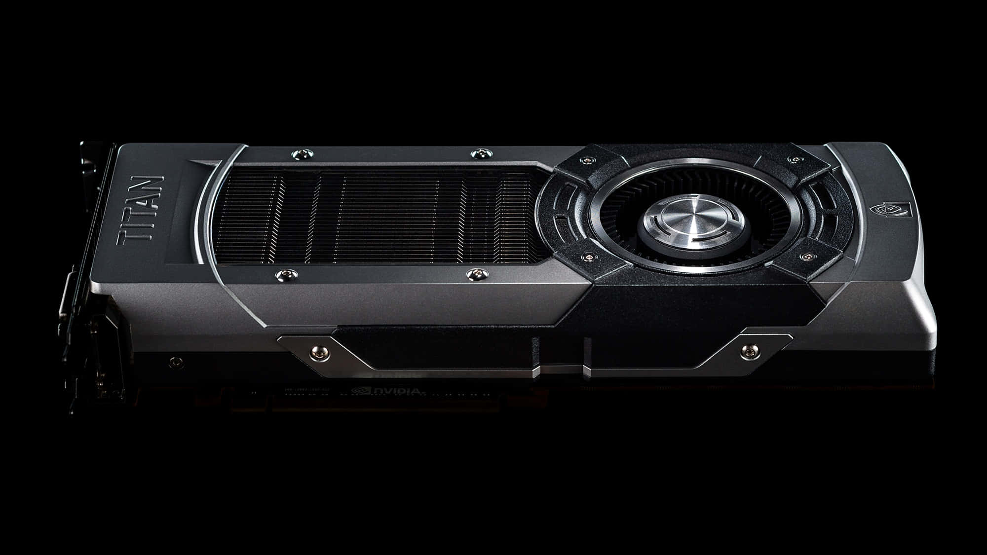 4K Graphics Cards 桌布 壁紙 — 純黑色背景上，一款時尚的黑色NVIDIA Titan顯示卡，配備大型中央風扇和棱角分明的金屬外殼。