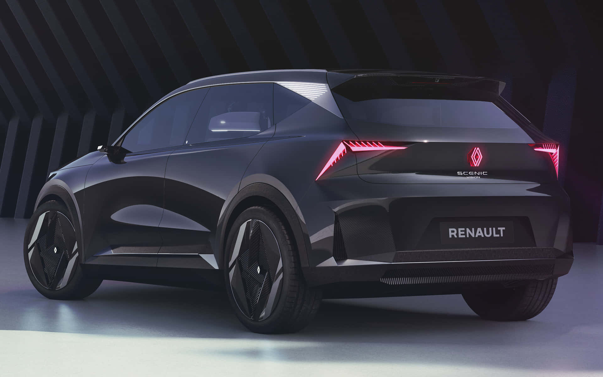 Renault Scenic 桌布 壁紙 — 一輛時尚的黑色雷諾 Scenic SUV 配備發光的紅色尾燈，在一個具有幾何深色牆壁的現代工作室中展示。