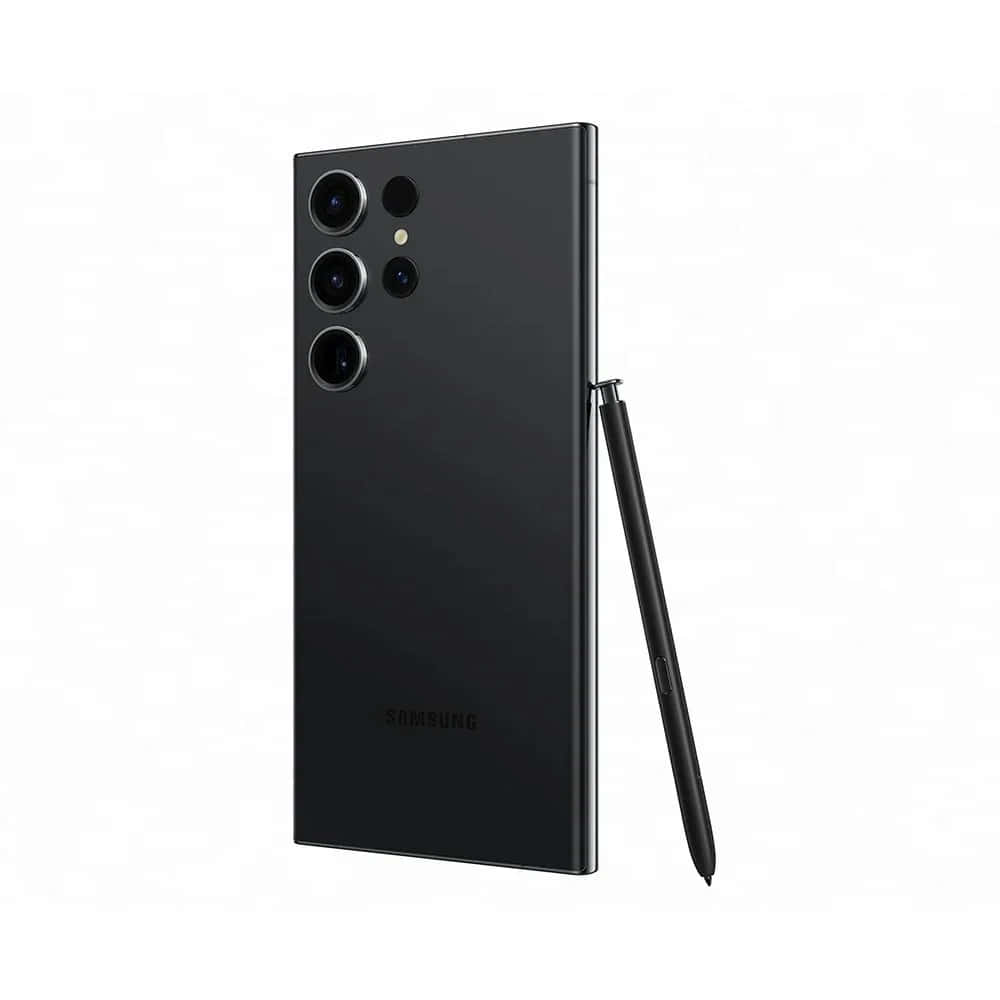 Samsung S23 Ultra 桌布 壁紙 — 一部時尚的黑色三星智能手機，配備三鏡頭相機和觸控筆，在純白背景上展示。