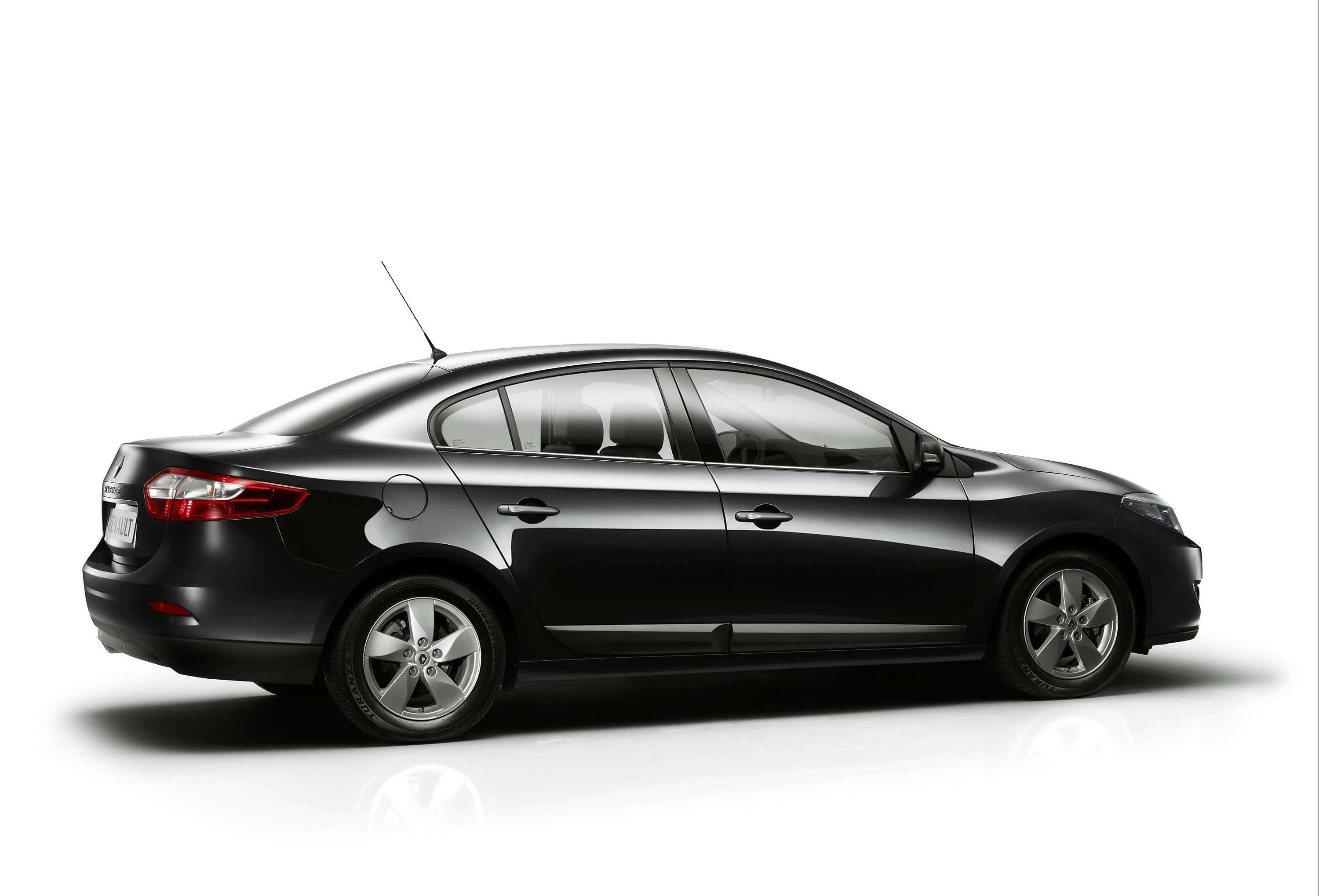 Renault Fluence 桌布 壁紙 — 一輛時尚黑色轎車以側面輪廓展示在潔白工作室背景上，帶有柔和陰影和反射。
