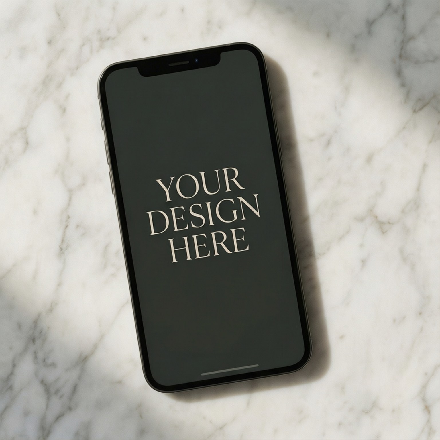 桌布 壁紙 — 一部時尚的黑色智能手機，上面寫著「YOUR DESIGN HERE」，在柔和自然光線下放置在白色大理石表面上。