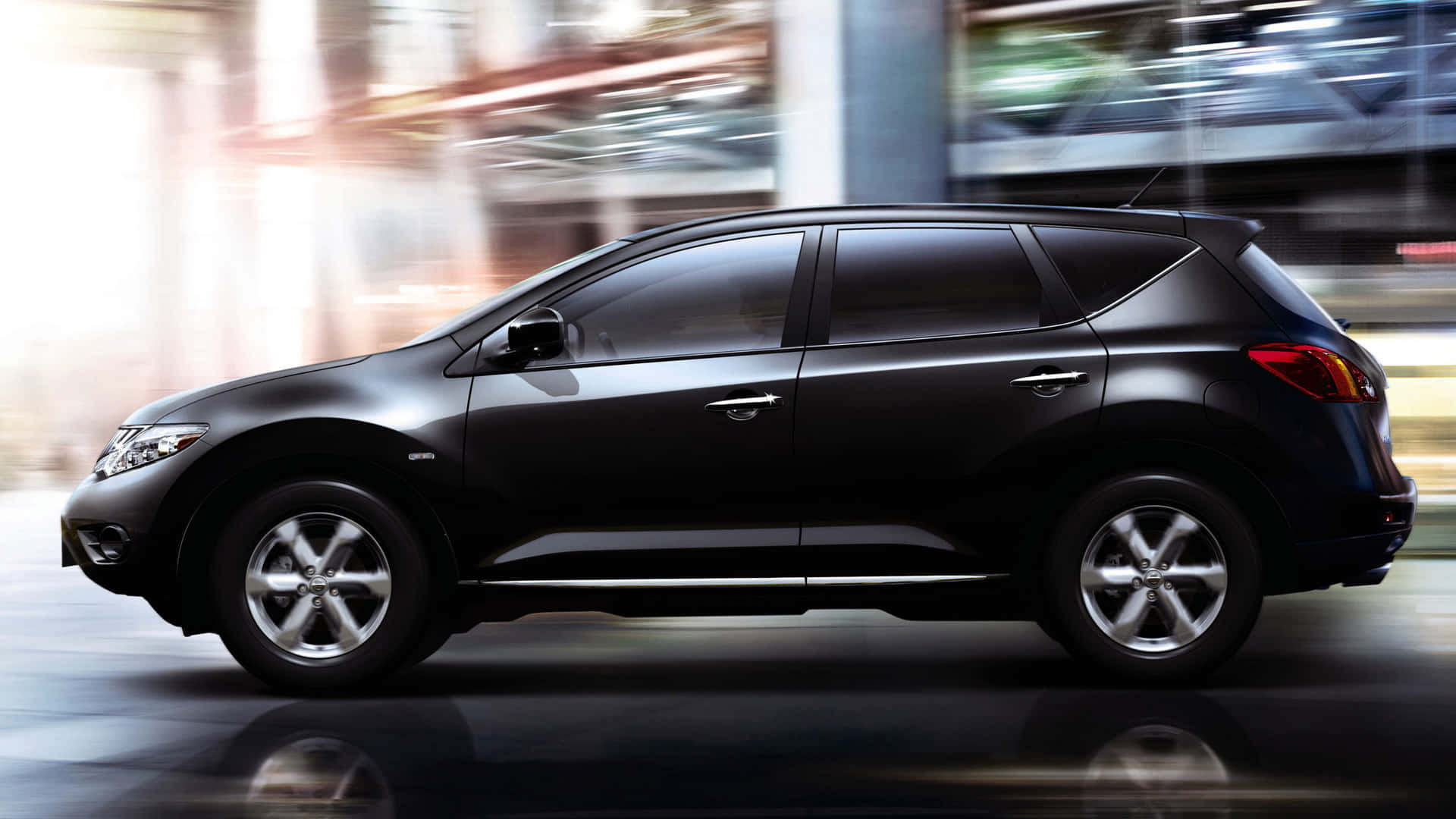 Nissan Murano 桌布 壁紙 — 一輛時尚的黑色SUV在模糊的城市街道上疾馳，動態模糊強調了其動態運動。
