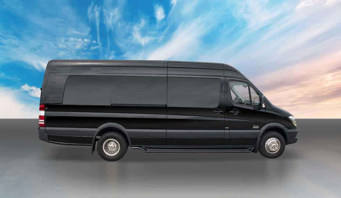 Mercedes Benz Sprinter 桌布 壁紙 — 一輛時尚的黑色客貨車側面映襯著湛藍的天空，天空中有縷縷白雲和柔和的橙色地平線。