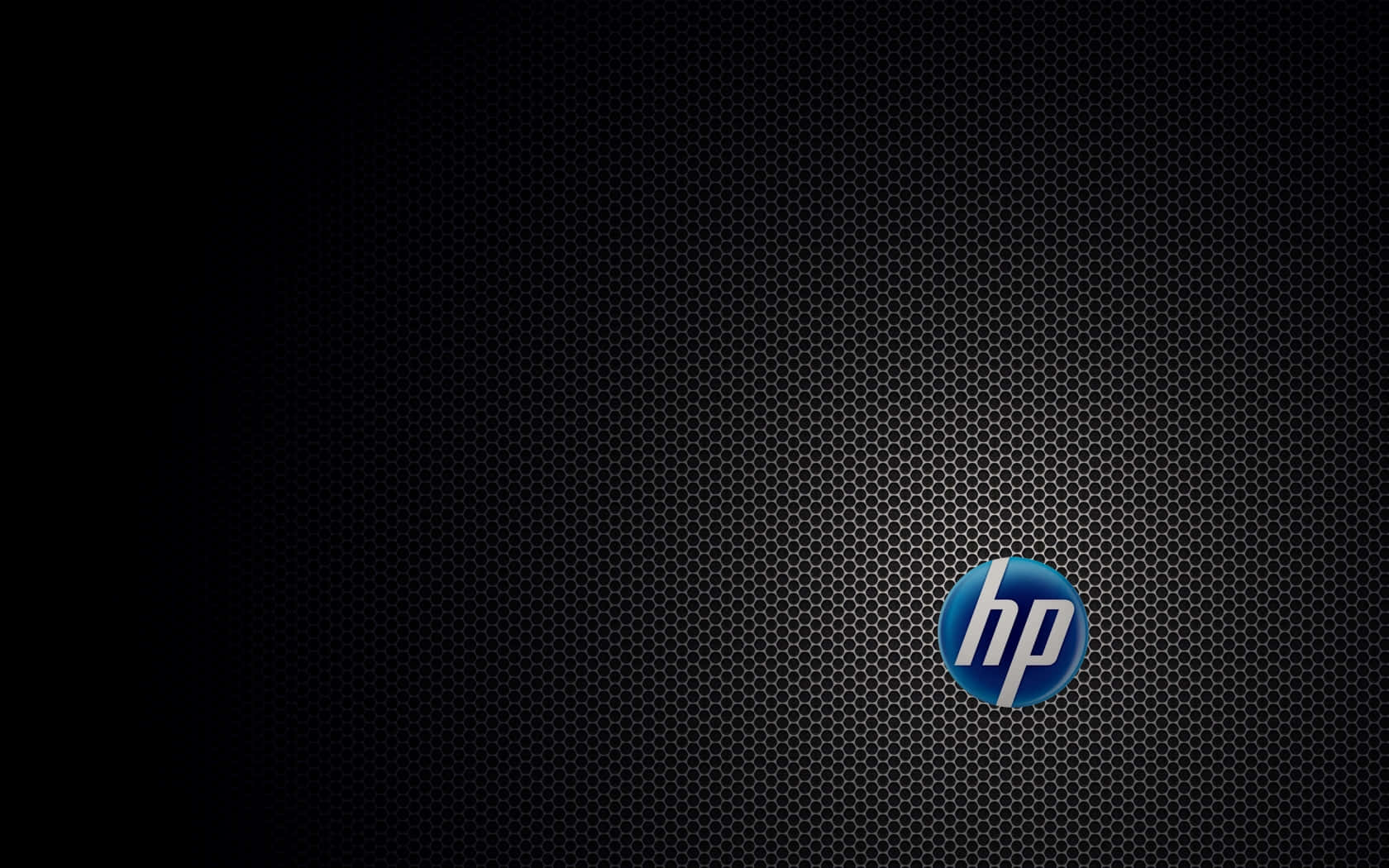 HP 筆記型電腦：可靠且經濟實惠的計算選擇 壁紙 — 一個時尚的藍色HP標誌居中在深色金屬六角網格背景上。