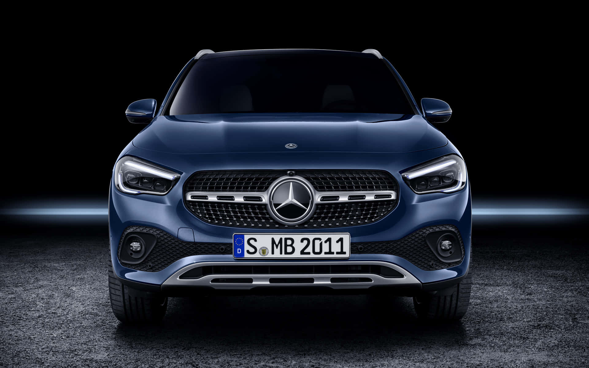 Mercedes Benz Gla-class 桌布 壁紙 — 一輛時尚的藍色平治SUV在黑色背景下，於戲劇性的攝影棚燈光中正面朝前。