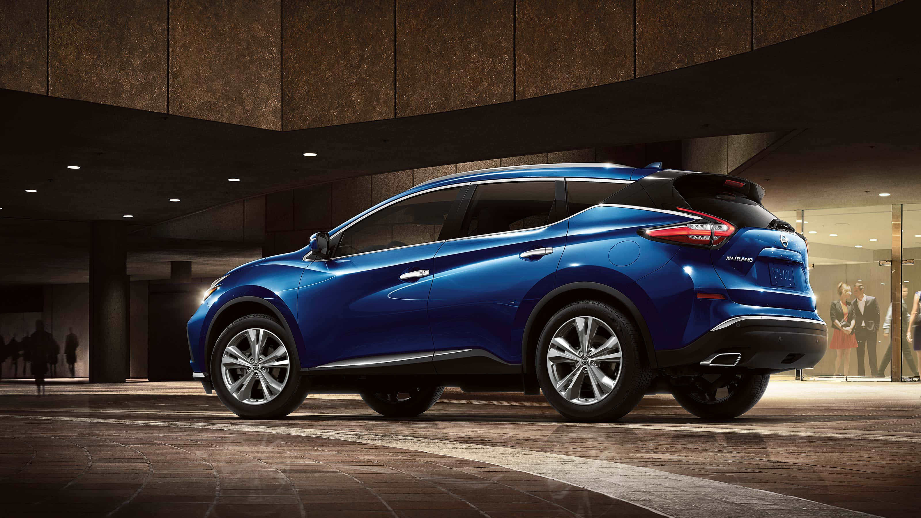 Nissan Murano 桌布 壁紙 — 一輛時尚的藍色日產Murano SUV在現代高級建築大堂的聚光燈下閃閃發光，地板拋光，背景有人群。