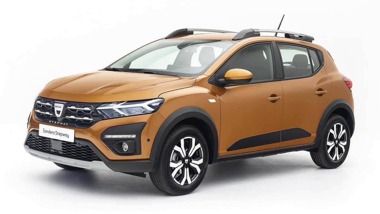  壁紙 — 一輛時尚的青銅色Dacia Sandero Stepway SUV，配備黑色飾邊和車頂行李架，在潔白的攝影棚背景前矗立。