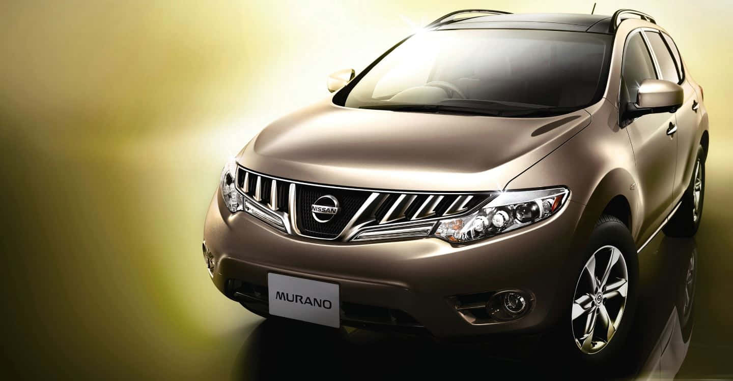 Nissan Murano 桌布 壁紙 — 一輛時尚的青銅色日產Murano SUV在溫暖的攝影棚燈光下閃耀，配以反射地板和漸變金色背景。
