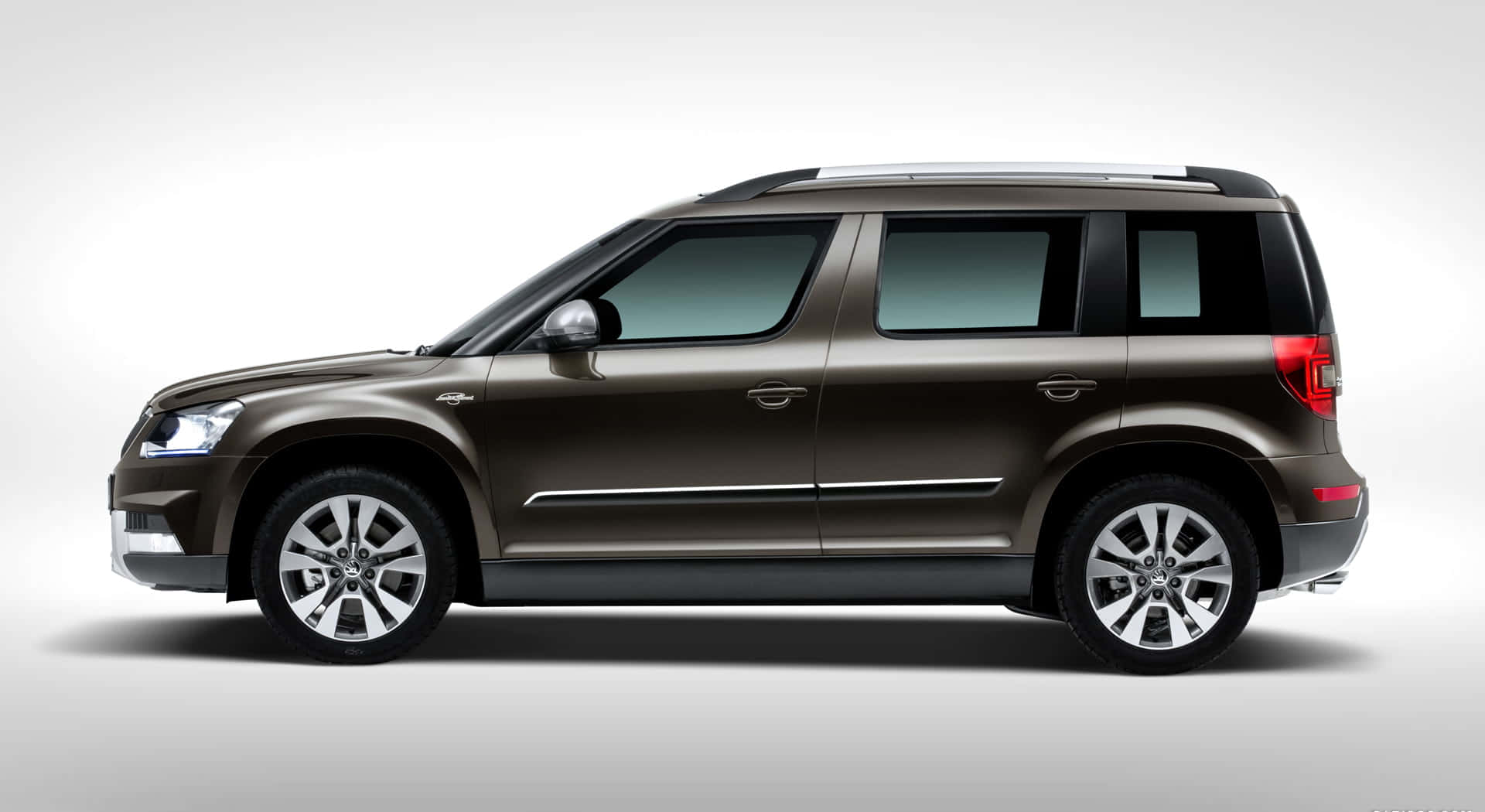 Skoda Yeti 桌布 壁紙 — 一款時尚的棕色SUV，在乾淨的白色工作室背景下以側面輪廓展示，帶有柔和陰影。