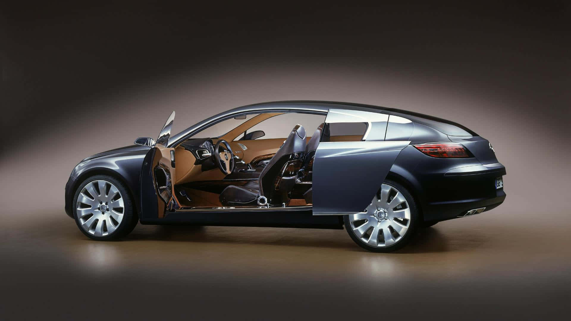 Opel Insignia 桌布 壁紙 — 一輛時尚深藍色概念車，車門敞開，露出豪華的棕褐色內飾，背景為漸變工作室背景。