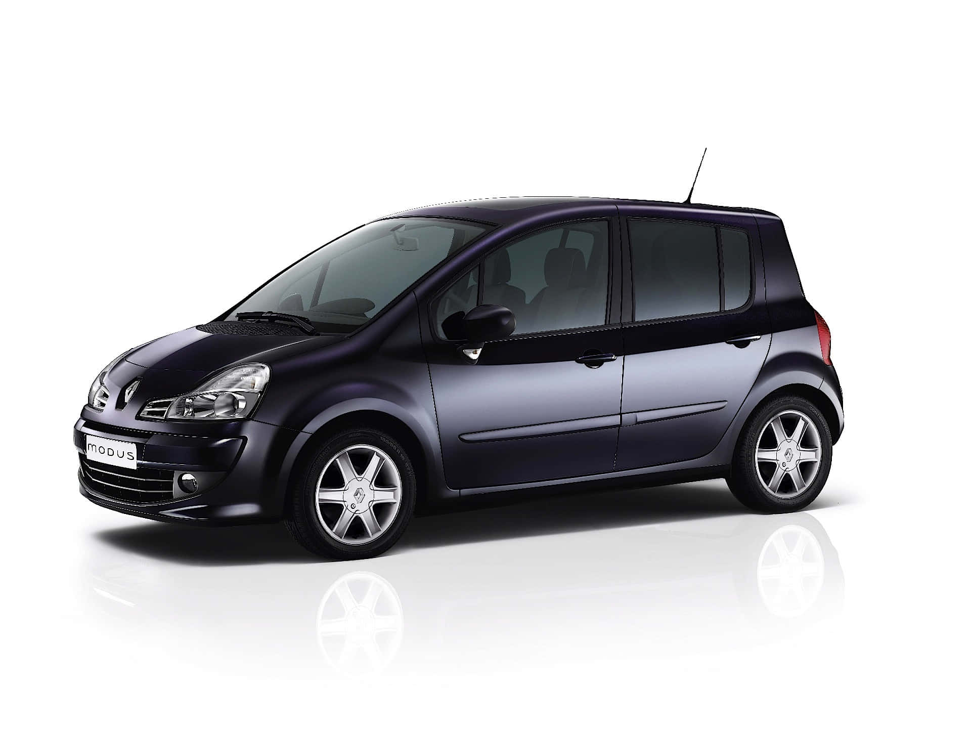 Renault Modus 桌布 壁紙 — 一輛流線型深藍色雷諾Modus緊湊型汽車，在帶有反射地板的潔白工作室背景中以側面展示。