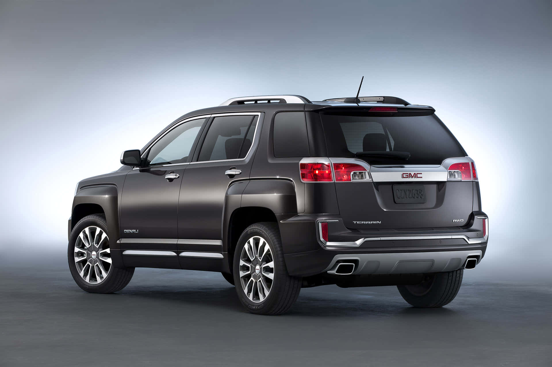 Gmc Terrain 桌布 壁紙 — 在工作室環境中展示的時尚深灰色 GMC Terrain SUV，背景為漸變灰色。