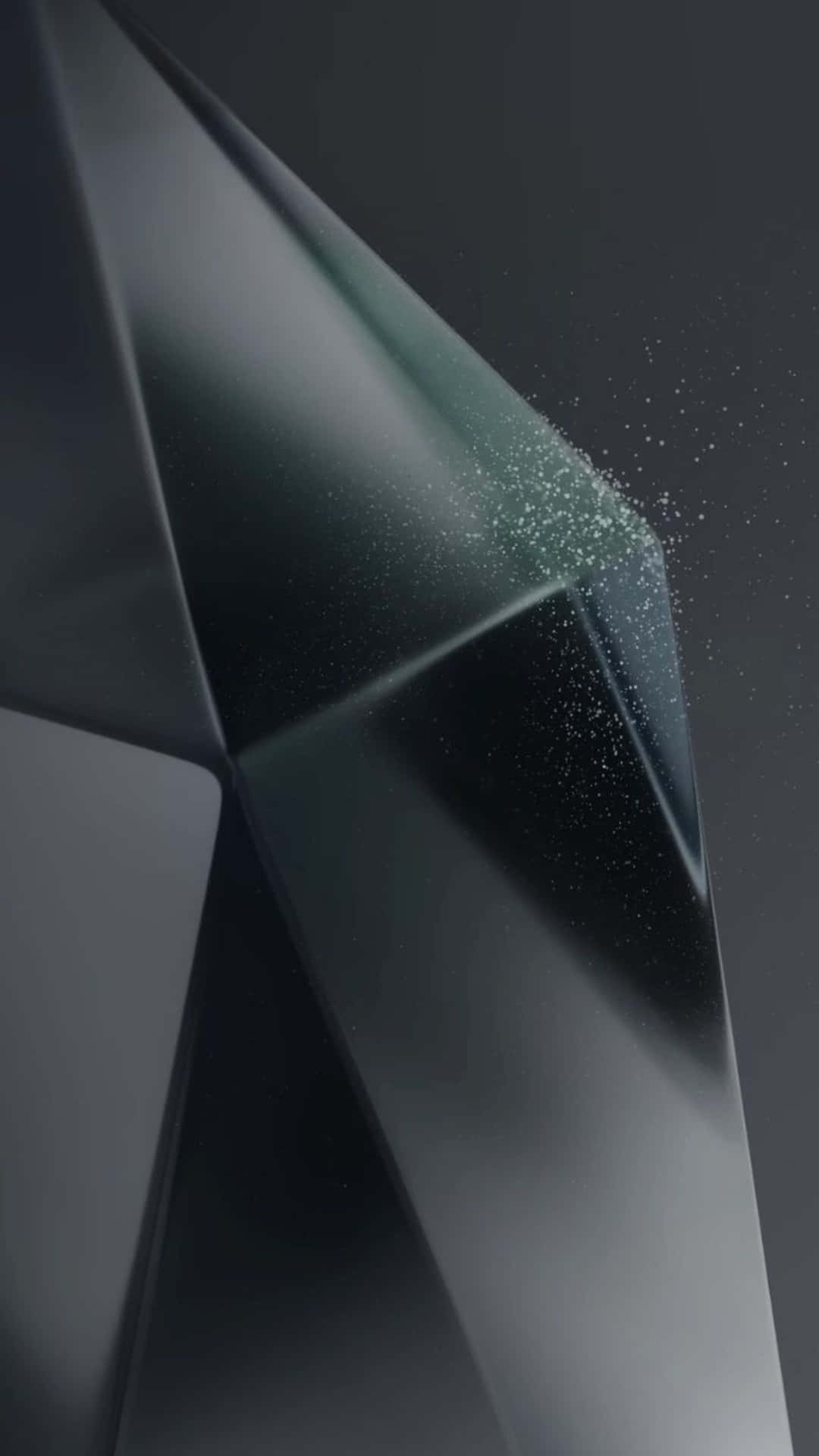 壁紙 — 一個時尚的幾何水晶碎片，帶有發光的綠色粒子從其鋒利的邊緣飄散，背景為深灰色。