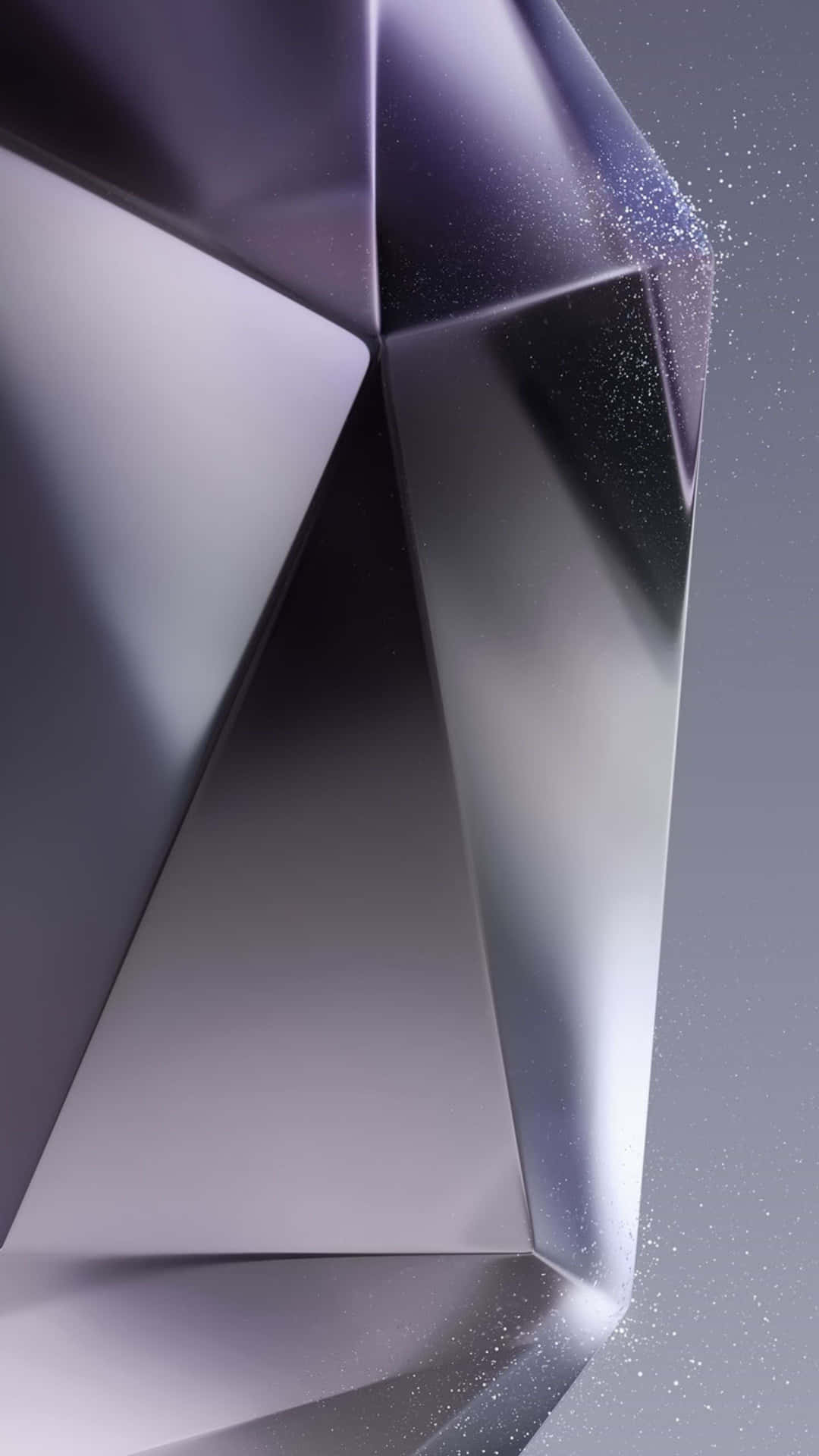  壁紙 — 一個時尚的幾何水晶，具有銳利的刻面，在帶有浮動閃粉顆粒的漸變紫色背景上反射柔和光線。