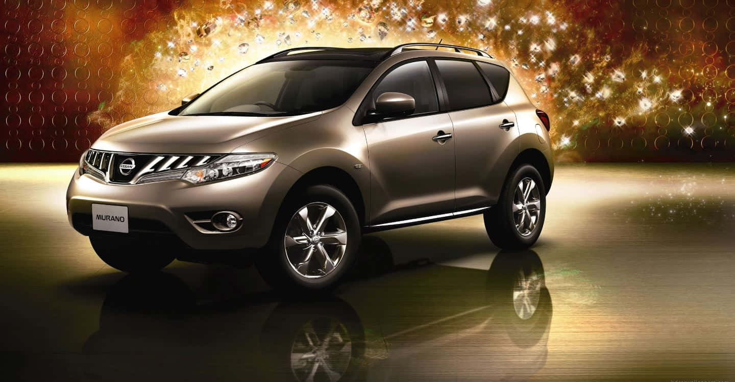 Nissan Murano 桌布 壁紙 — 一輛流線型金色日產Murano SUV在溫暖的聚光燈下，在閃爍的金色抽象背景和反射地板上閃耀。
