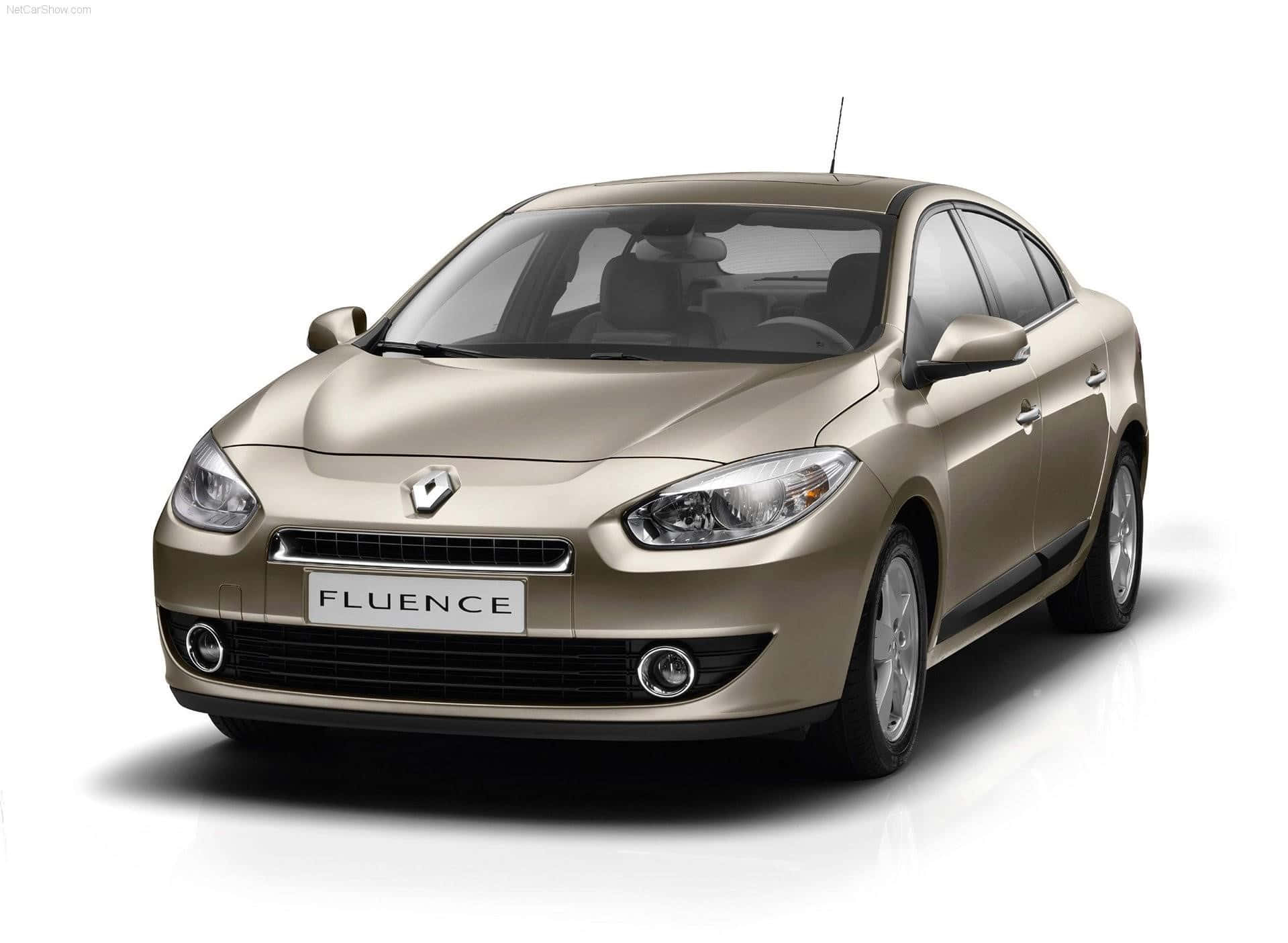 Renault Fluence 桌布 壁紙 — 一部流線型金色雷諾Fluence房車在乾淨的攝影棚拍攝中展示，配有柔和燈光和反射性白色地板。