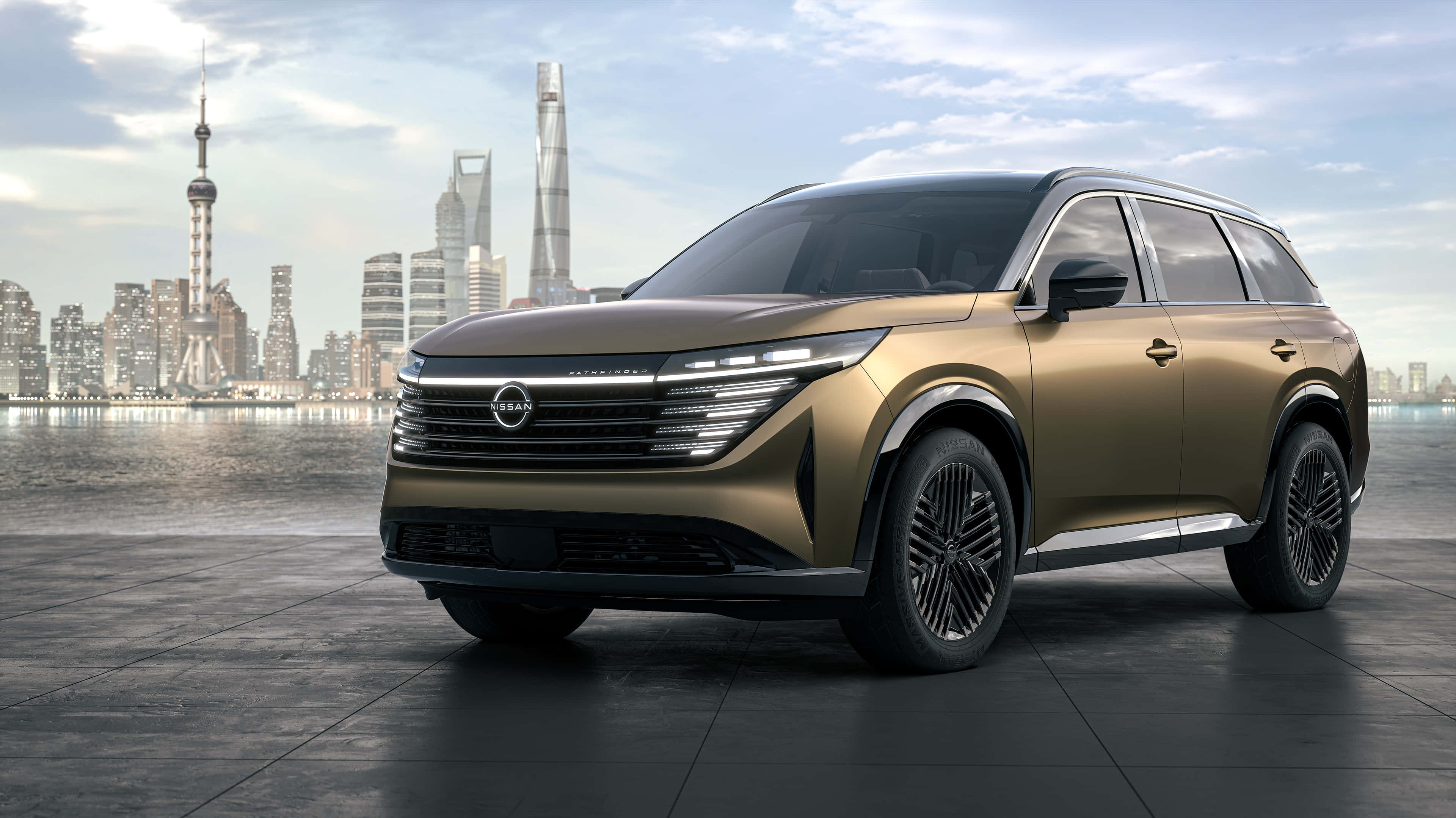 Nissan Pathfinder 桌布 壁紙 — 一輛時尚金色SUV停泊在瓷磚平台上，背景是上海標誌性的天際線和海濱，天空部分多雲。