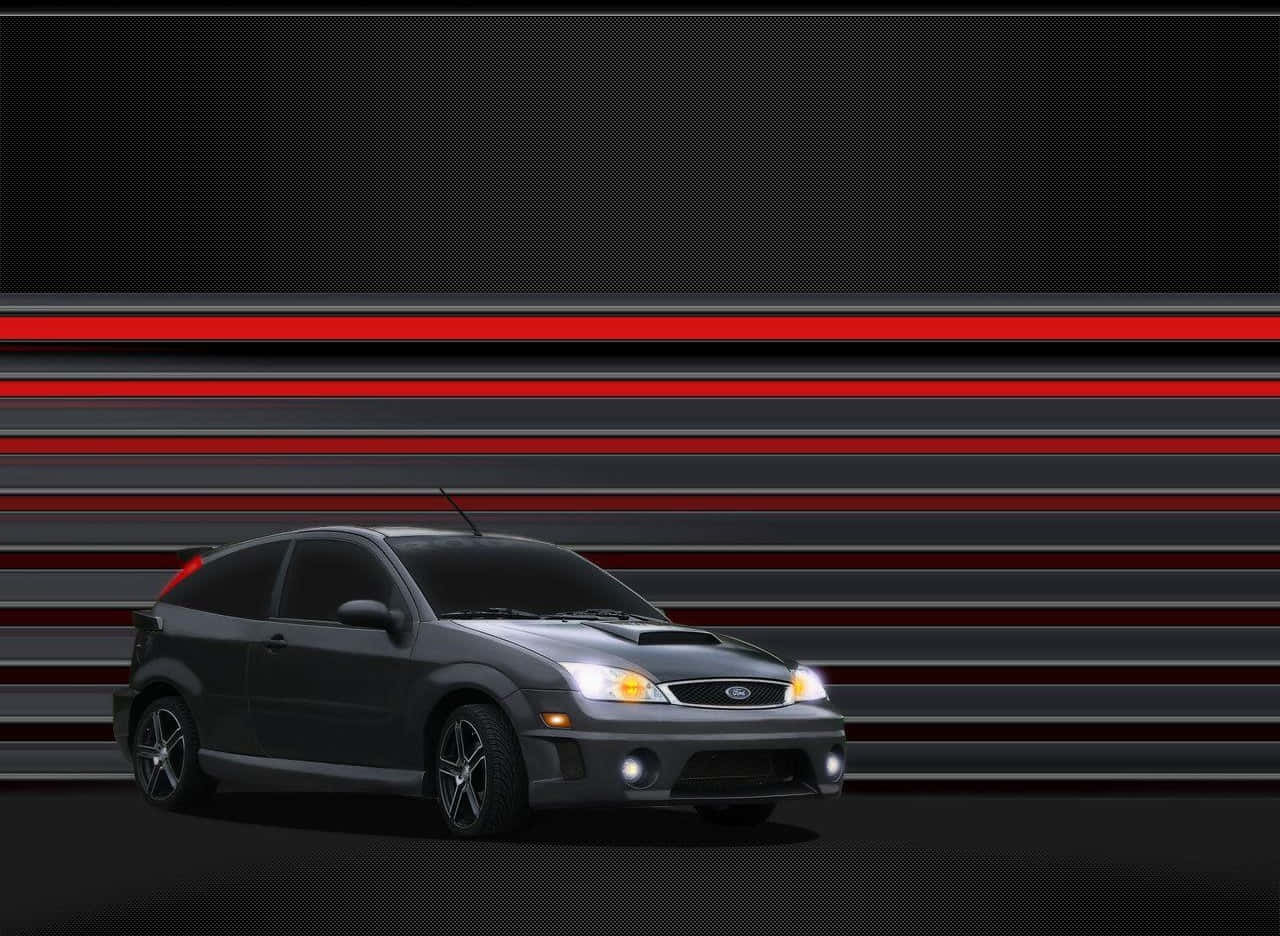 Ford Mustang Roush 桌布 壁紙 — 一輛時尚的灰色福特福克斯，車頭燈閃閃發光，矗立在動感的紅黑條紋背景前。