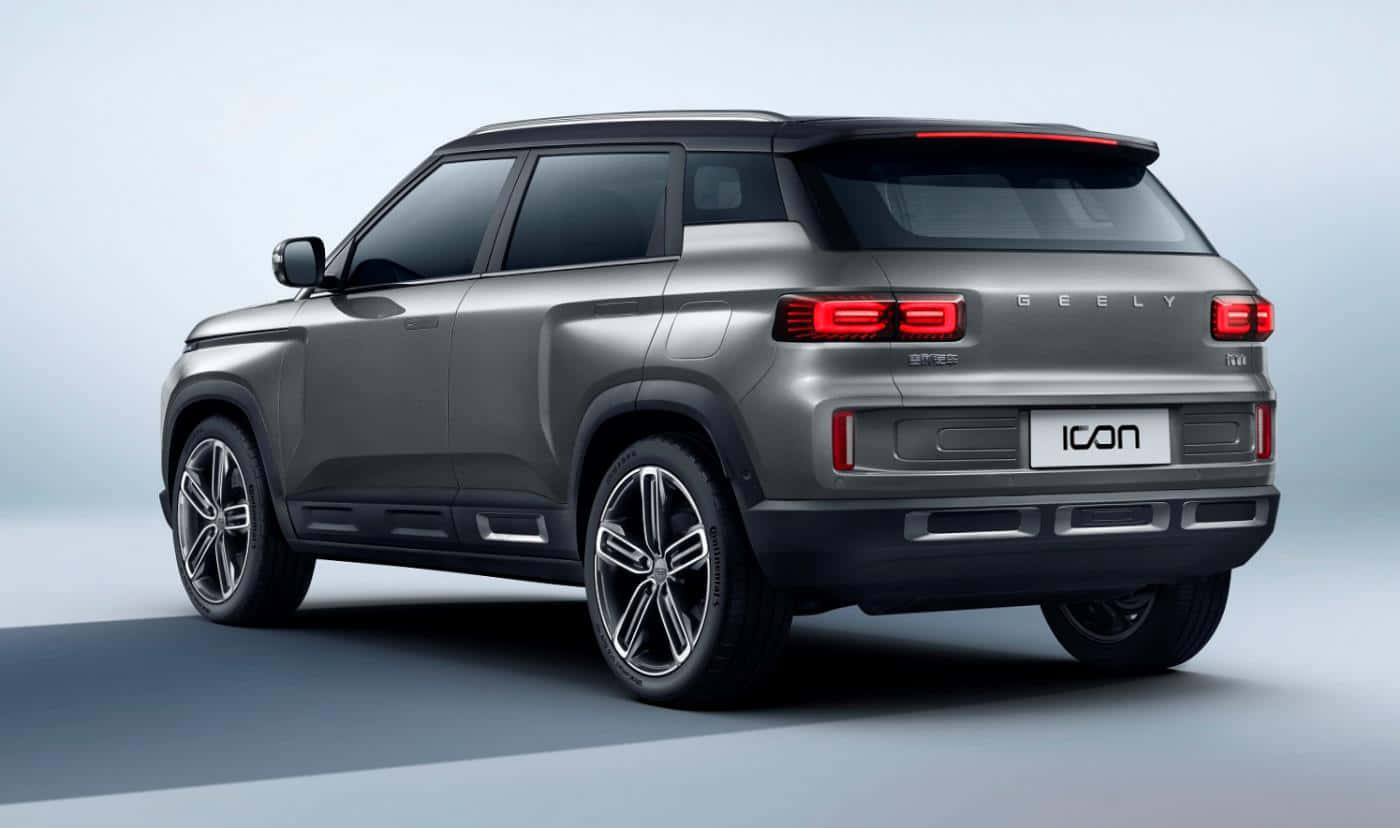  壁紙 — 一輛時尚灰色Geely Icon SUV，從後方四分之三角度拍攝，背景為簡約工作室。