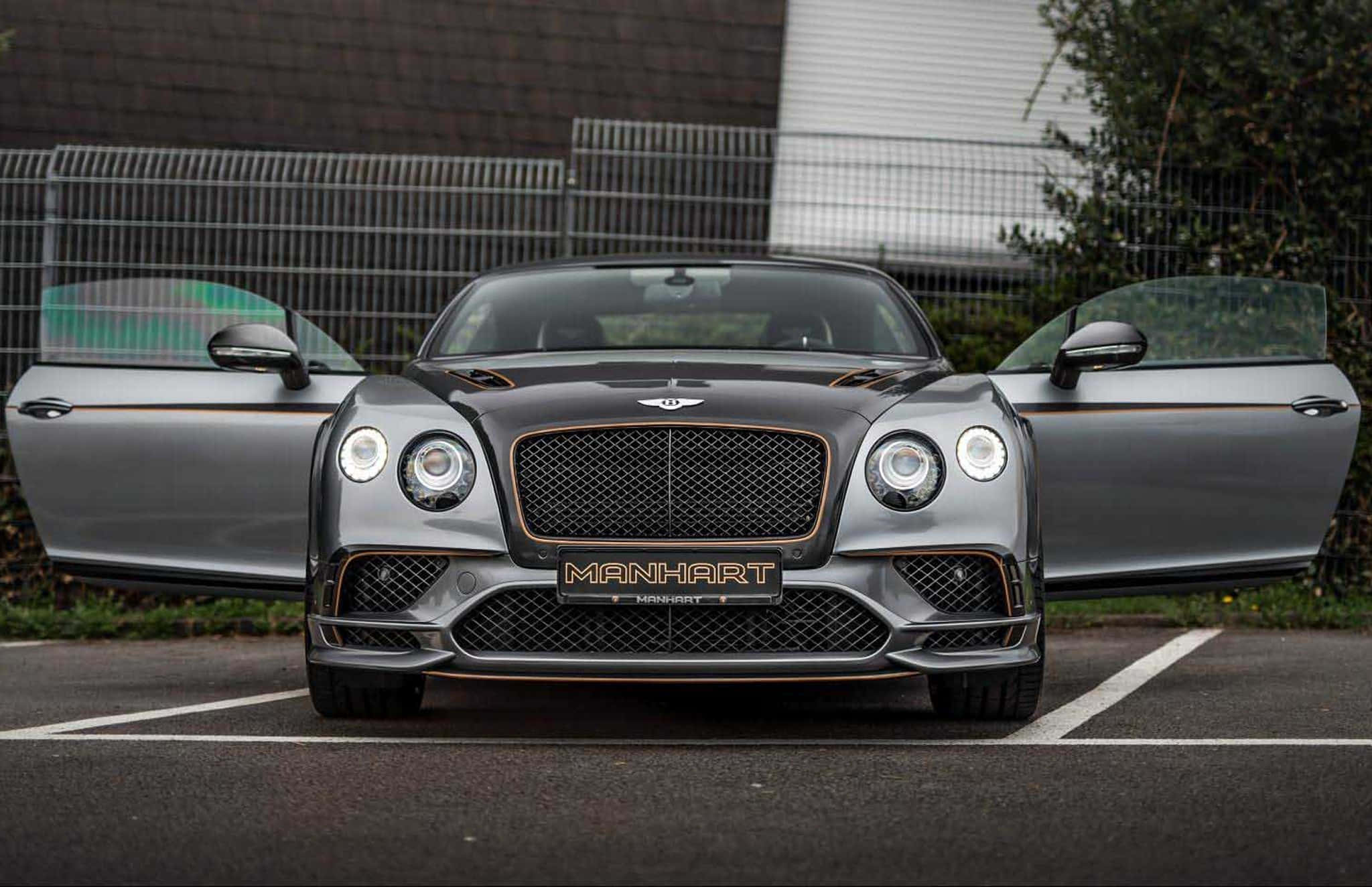 Bentley Continental Supersports 桌布 壁紙 — 一架時尚灰色Manhart改裝嘅Bentley Continental GT打開車門停泊喺瀝青停車場。