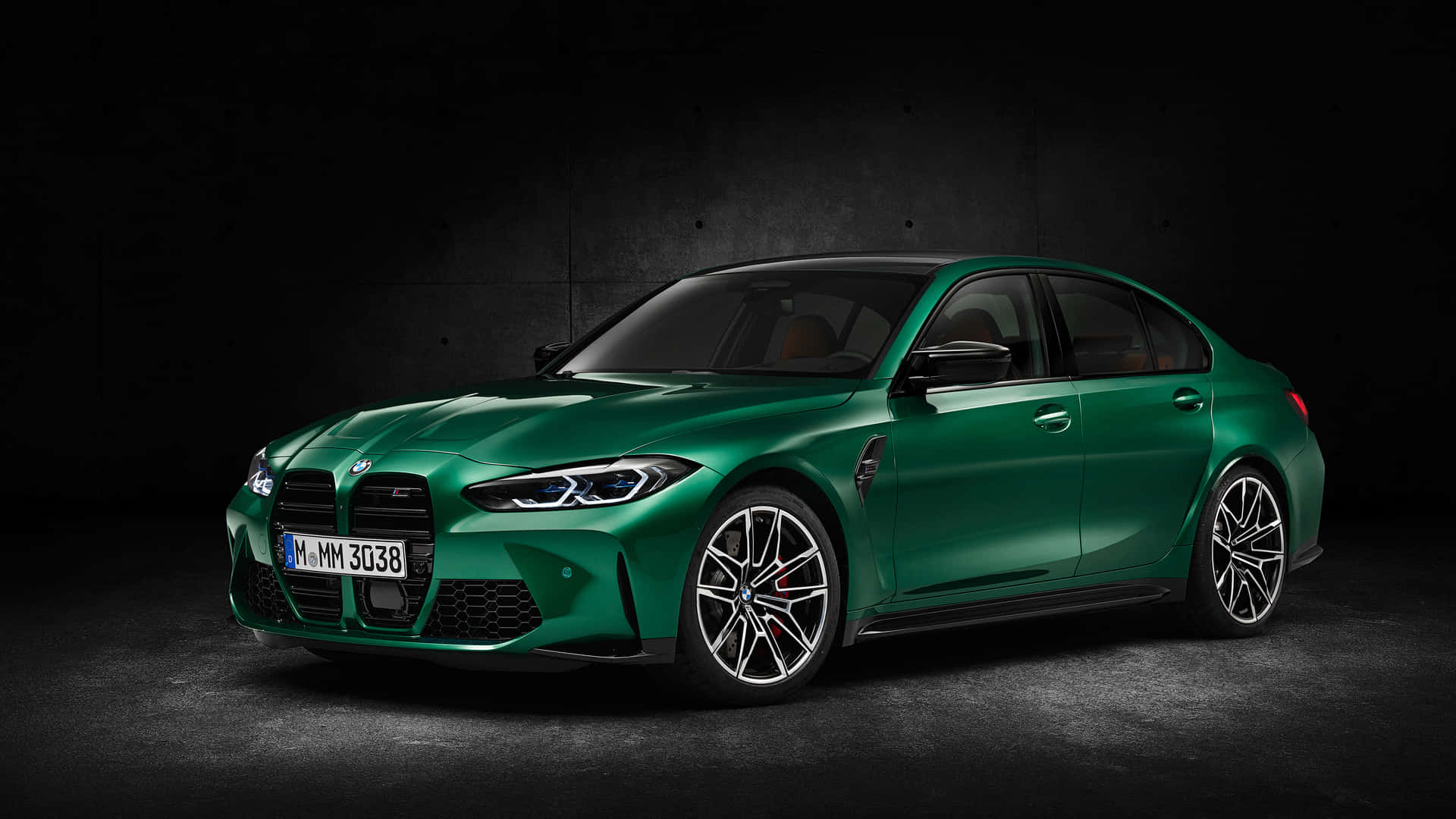 深色背景的攝影棚中的綠色BMW M3房車