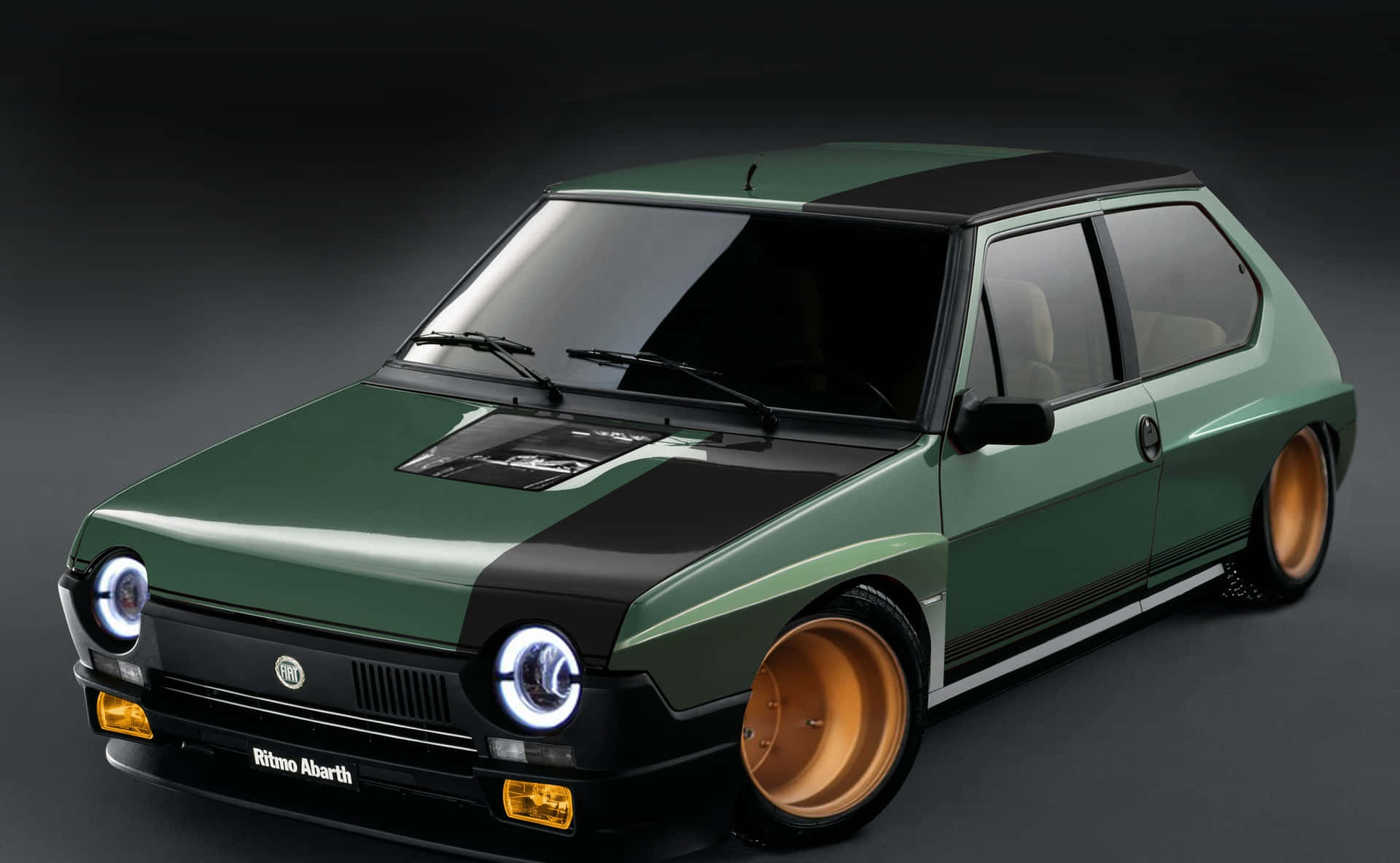 Fiat Ritmo 桌布 壁紙 — 一輛時尚的綠色Fiat Ritmo Abarth，帶有黑色賽車條紋和金色輪圈，在深色工作室背景下擺拍。