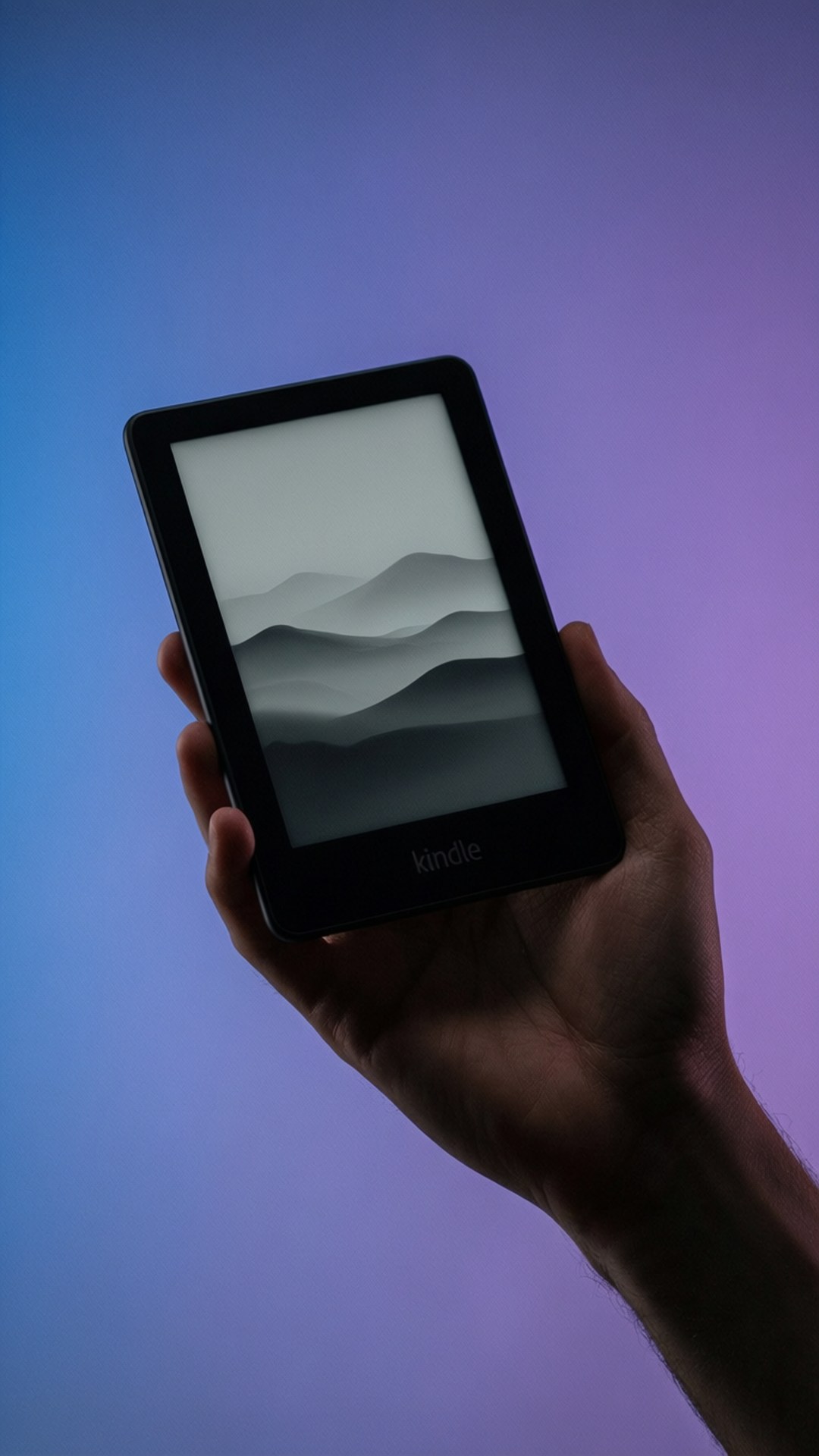 手拿著Kindle，顯示山脈壁紙，背景為藍紫色漸變