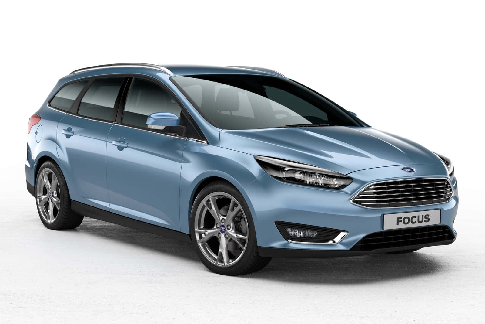 Ford Focus 桌布 壁紙 — 一輛時尚的淺藍色福特福克斯旅行車，在攝影棚燈光下以純白色背景展示。