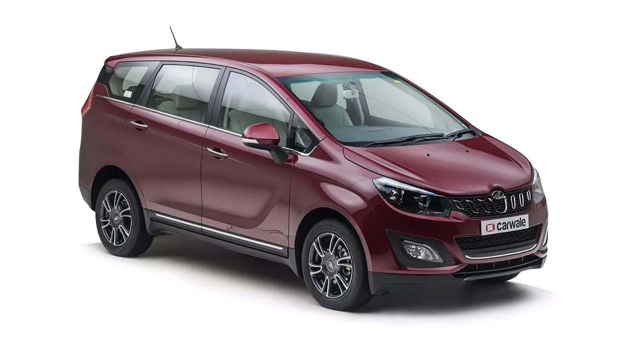Mahindra Marazzo 桌布 壁紙 — 一輛時尚的栗色小型貨車，帶有鍍鉻飾邊和合金輪圈，在乾淨的攝影棚環境中拍攝。