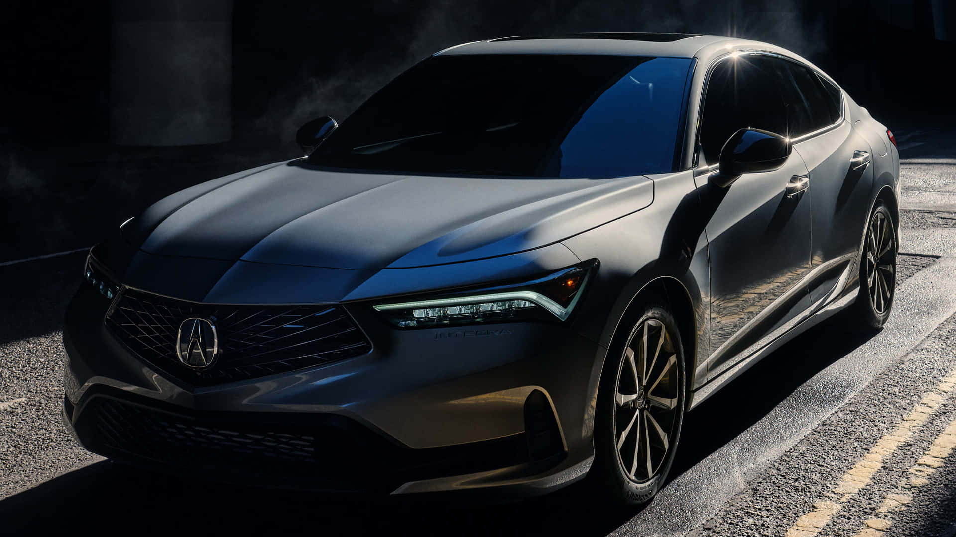 Acura Integra 桌布 壁紙 — 一輛時尚的啞光黑色Acura轎車在濕漉漉的瀝青路上，於戲劇性的聚光燈下閃閃發光，背景中蒸汽升騰。