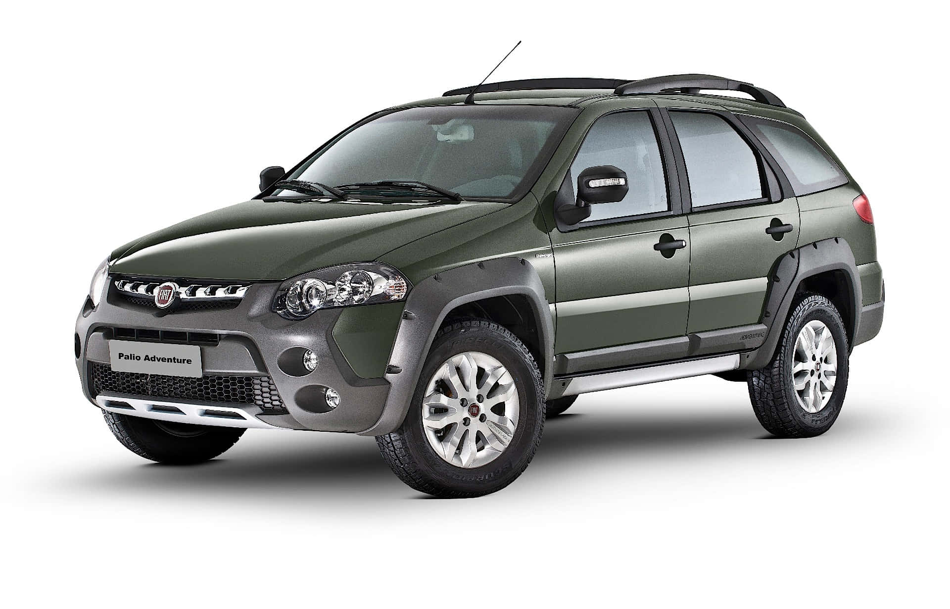 Fiat Palio 桌布 壁紙 — 一部時尚的橄欖綠色菲亞特 Palio Adventure SUV，帶有銀色飾邊和堅固輪胎，擺放在乾淨的白色背景前。