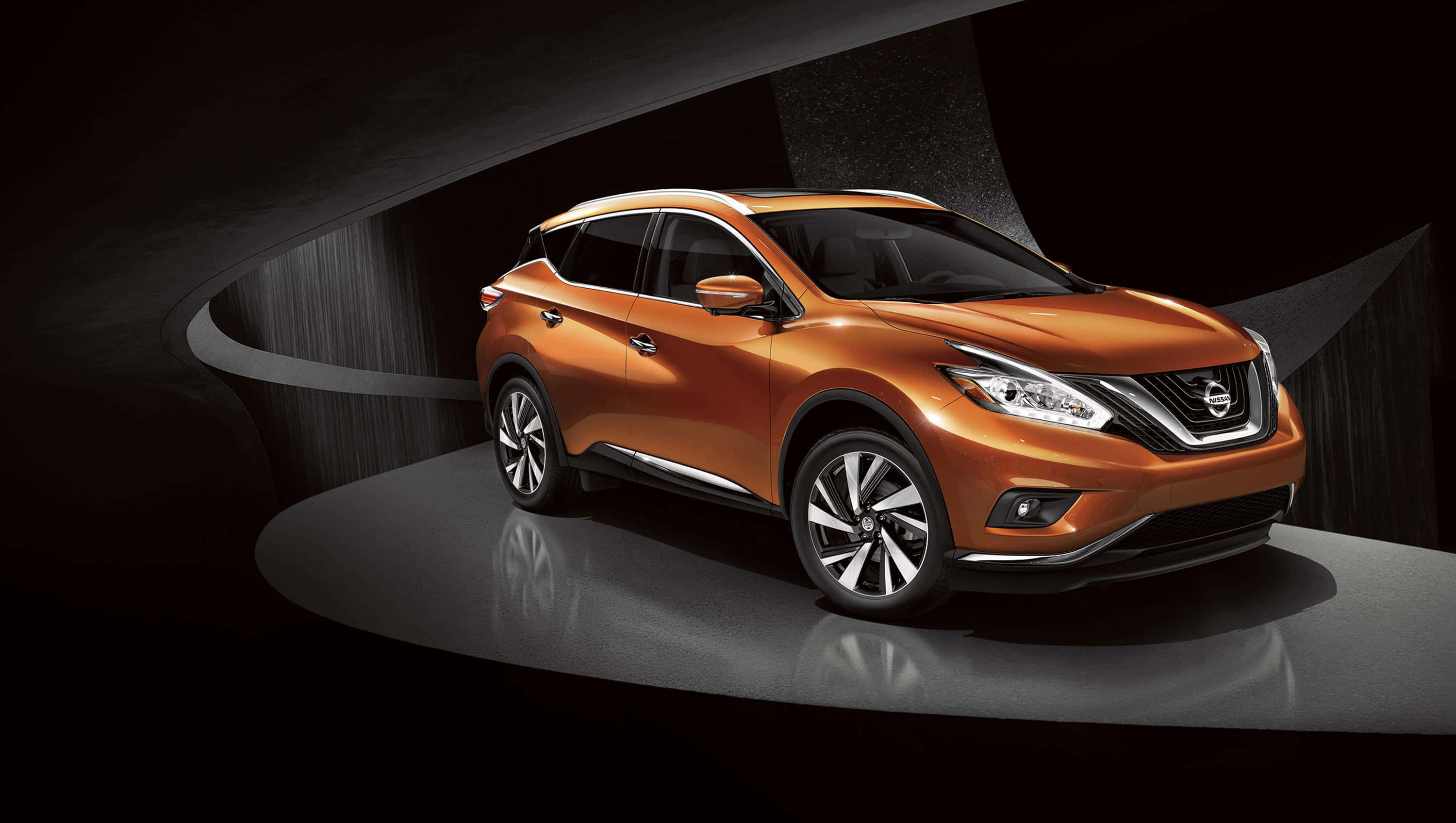 Nissan Murano 桌布 壁紙 — 一輛時尚的橙色SUV在戲劇性的工作室燈光下，在彎曲平台上閃閃發光，背景為深色抽象背景。