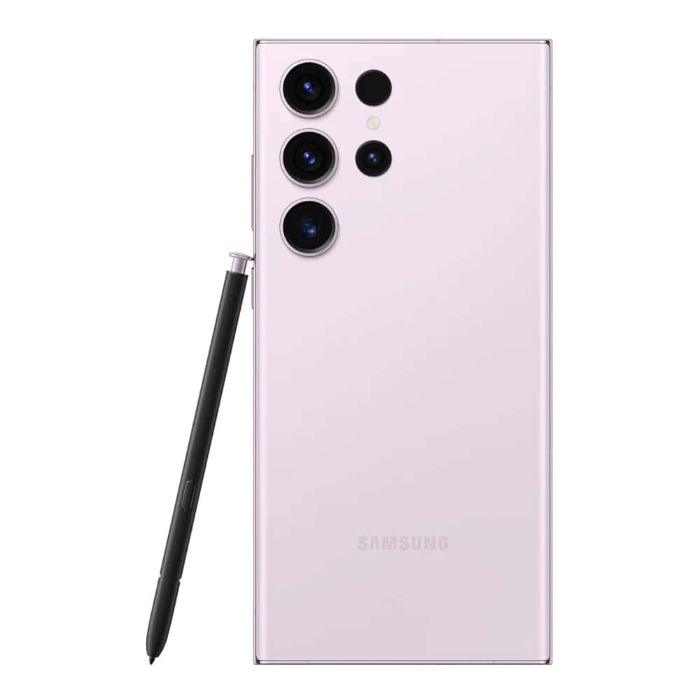 Samsung S23 Ultra 桌布 壁紙 — 一部時尚的粉紅色三星智能手機，配備三鏡頭和黑色S Pen，置於純白背景上。