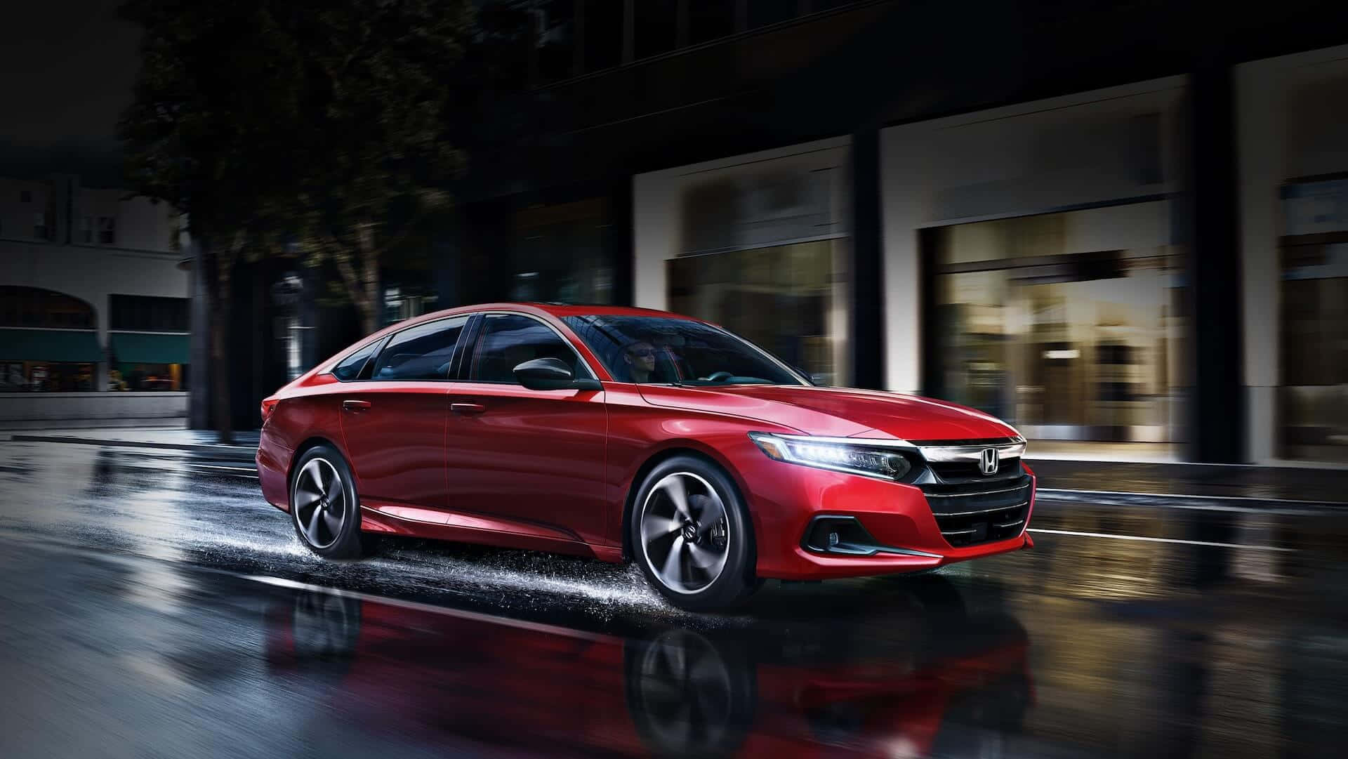 Honda Accord 桌布 壁紙 — 一輛時尚的紅色本田房車在夜間駛過被雨水浸濕的城市街道，模糊的燈光反射在濕漉漉的路面上。