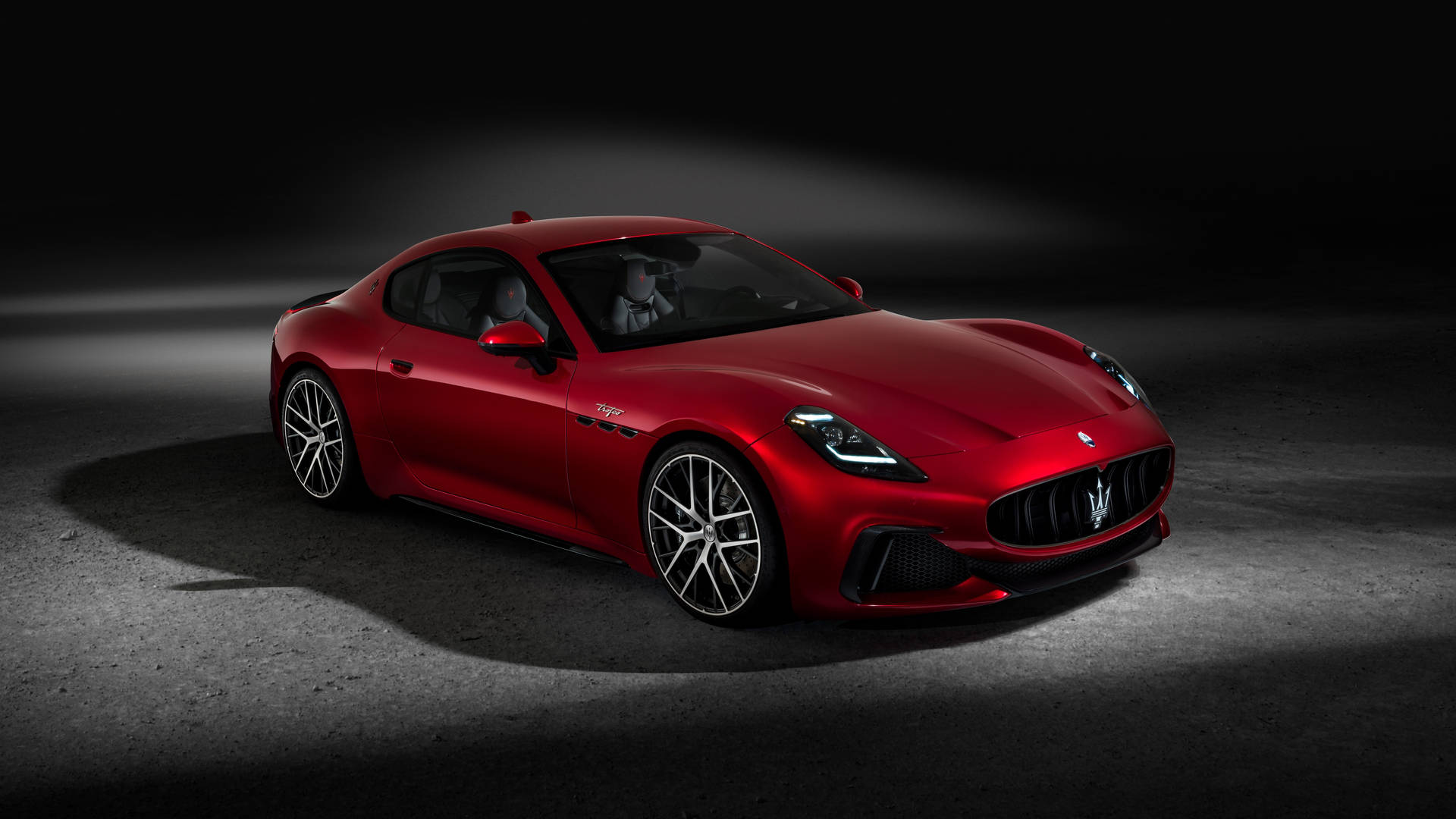 紅色Maserati跑車在攝影棚中帶有聚光燈效果