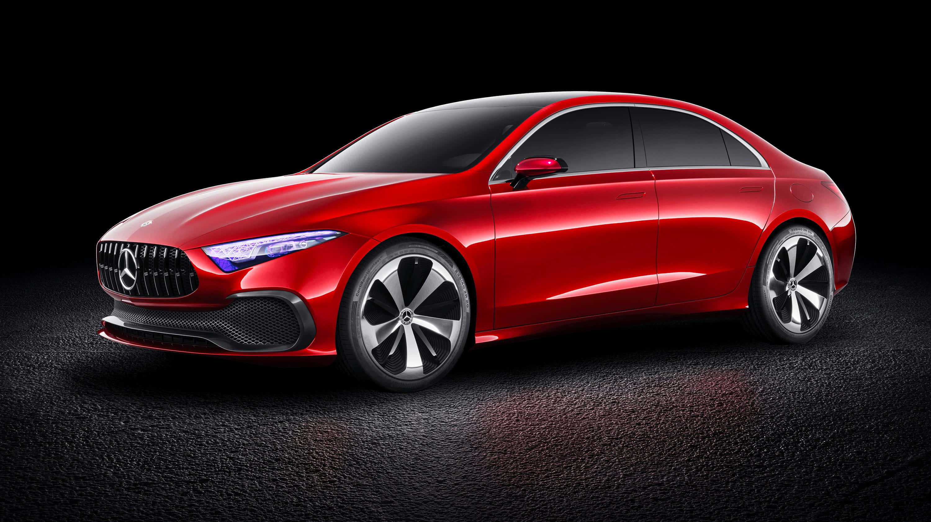 Mercedes Benz A-class 桌布 壁紙 — 一輛時尚的紅色梅賽德斯-奔馳轎車在黑色紋理地板上於攝影棚燈光下閃耀。