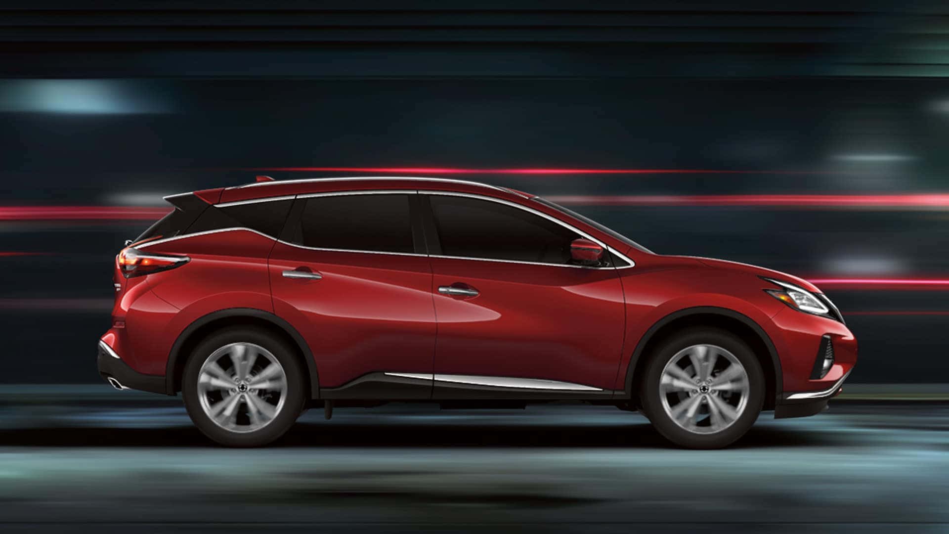 Nissan Murano 桌布 壁紙 — 一輛時尚的紅色SUV在模糊的城市夜景中疾馳，身後留下紅色和藍色的光條。