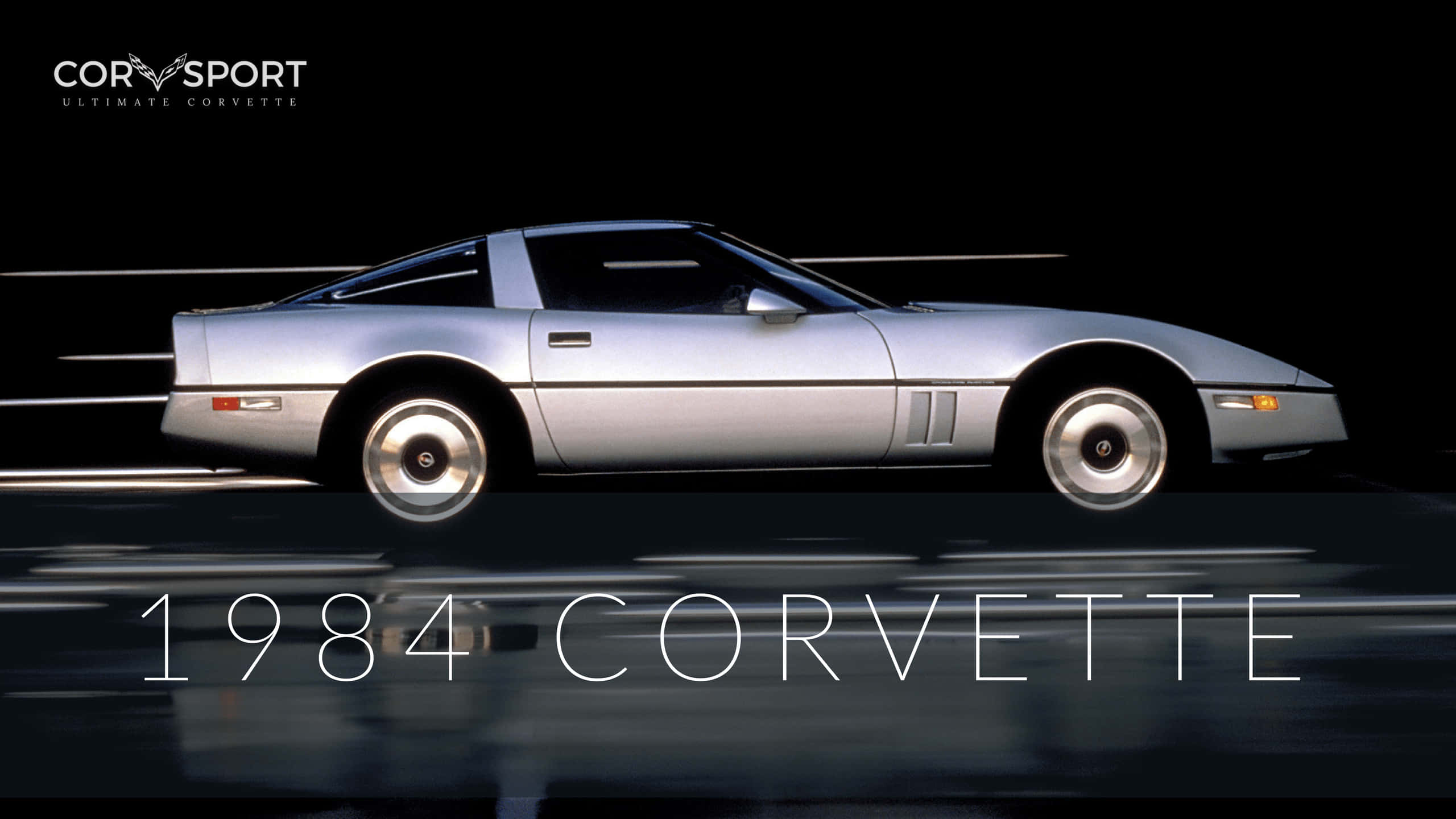 Chevrolet Corvette C4 桌布 壁紙 — 一架流線型的銀色1984年Corvette在黑暗的道路上飛馳，動態模糊的線條強調了其動態移動。