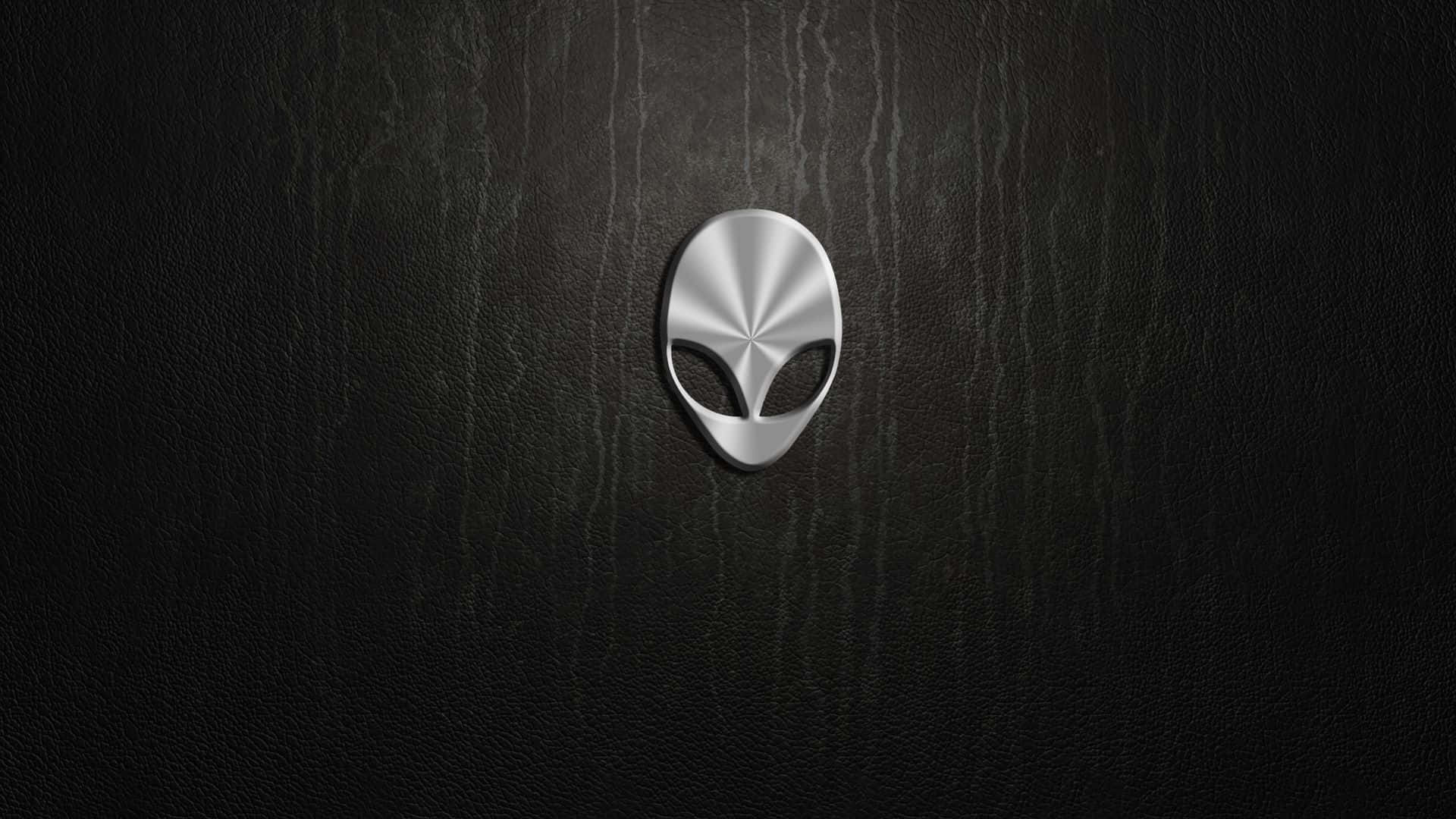  壁紙 — 一個時尚的銀色外星人頭標誌在柔和的燈光下，在帶有紋理的黑色皮革表面上閃閃發光。