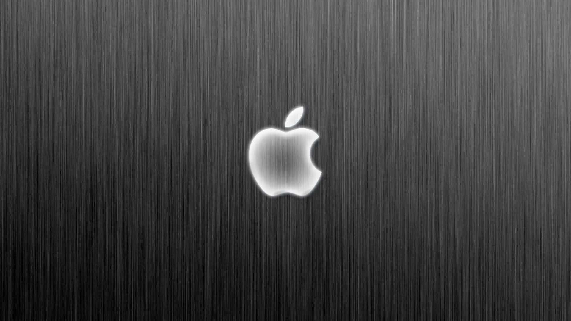  壁紙 — 一個時尚的銀色Apple標誌，居中在帶有垂直線條的拉絲金屬背景上。