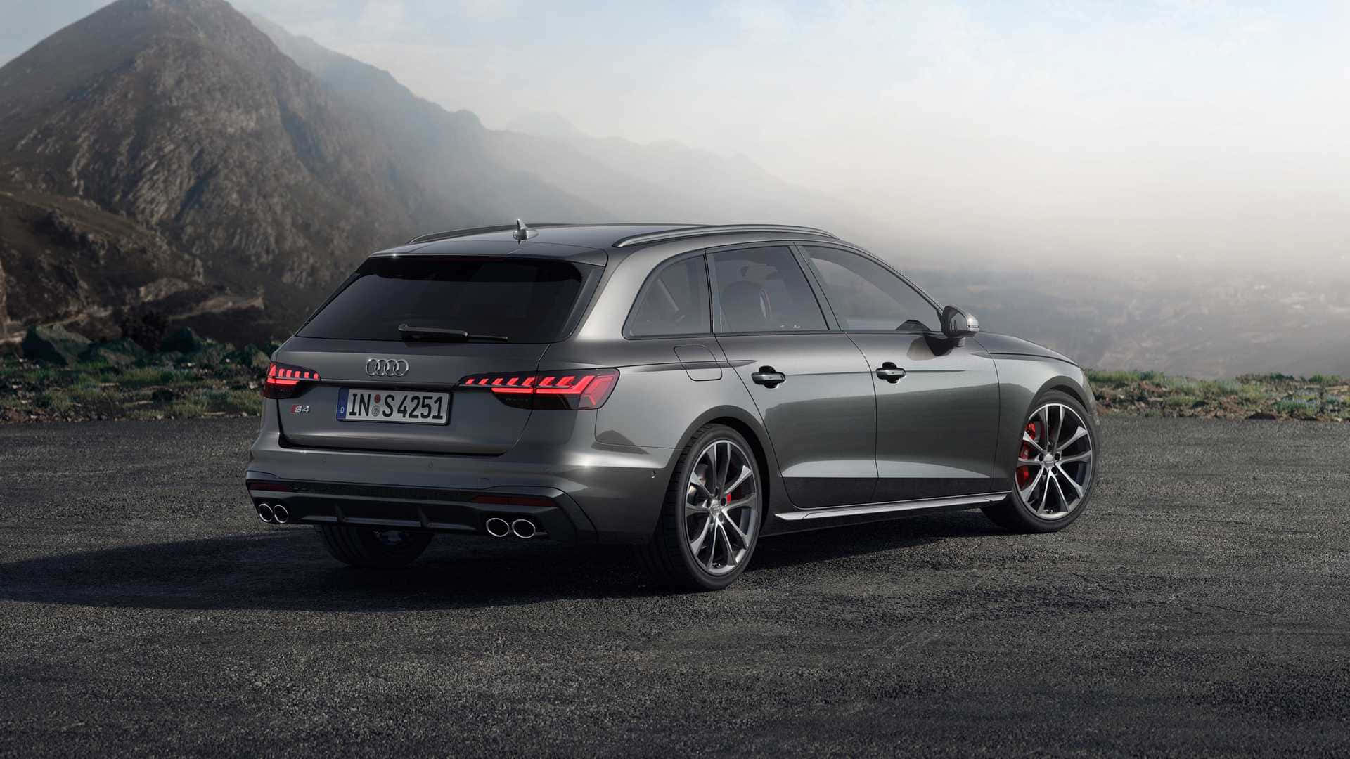 Audi S4 桌布 壁紙 — 一架時尚的銀色 Audi RS4 Avant 旅行車停泊在碎石路上，背景是霧氣瀰漫的山巒。