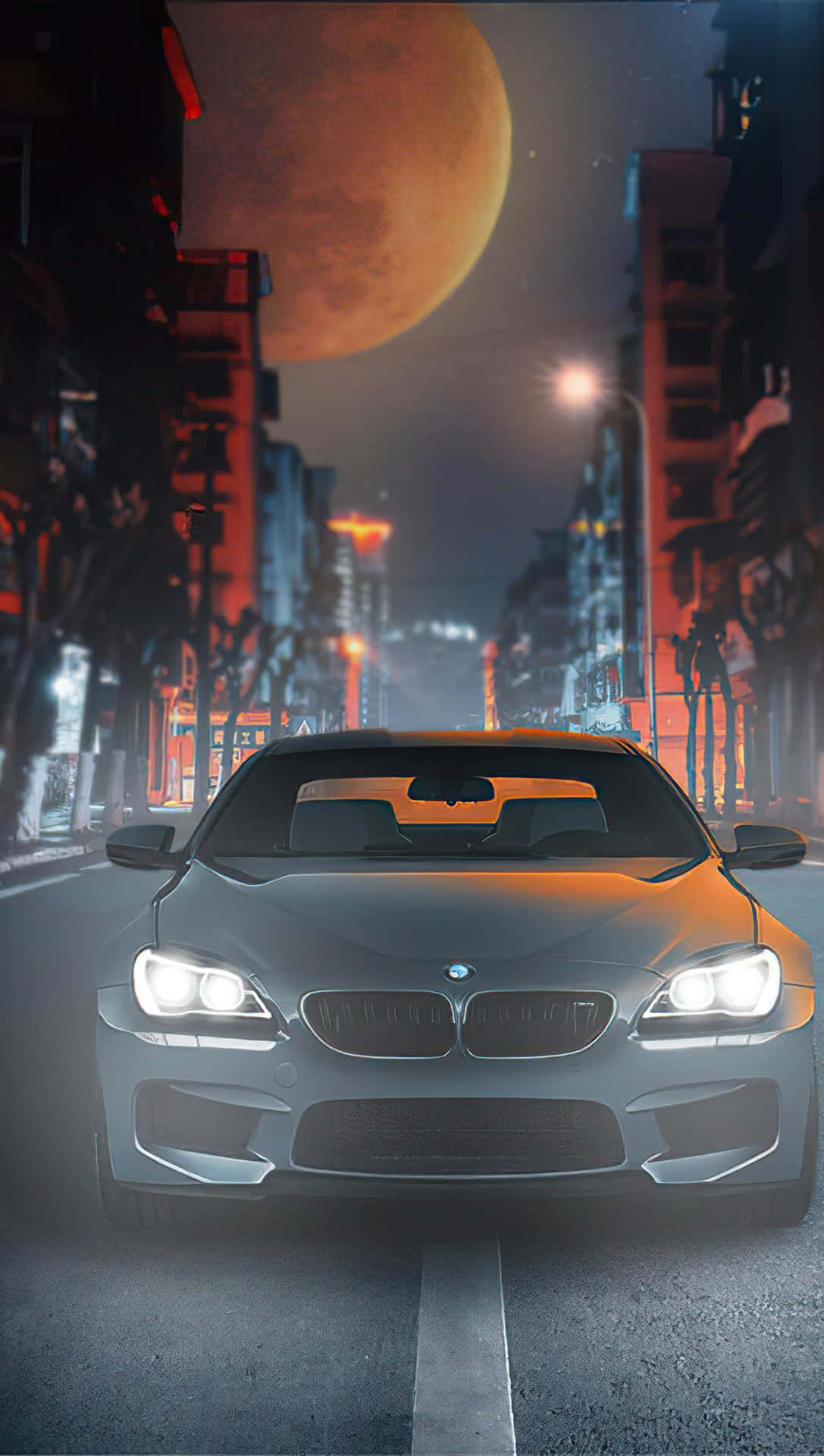 銀色BMW跑車在霓虹燈照亮下的城市街道，背景是巨大的橙色月亮。